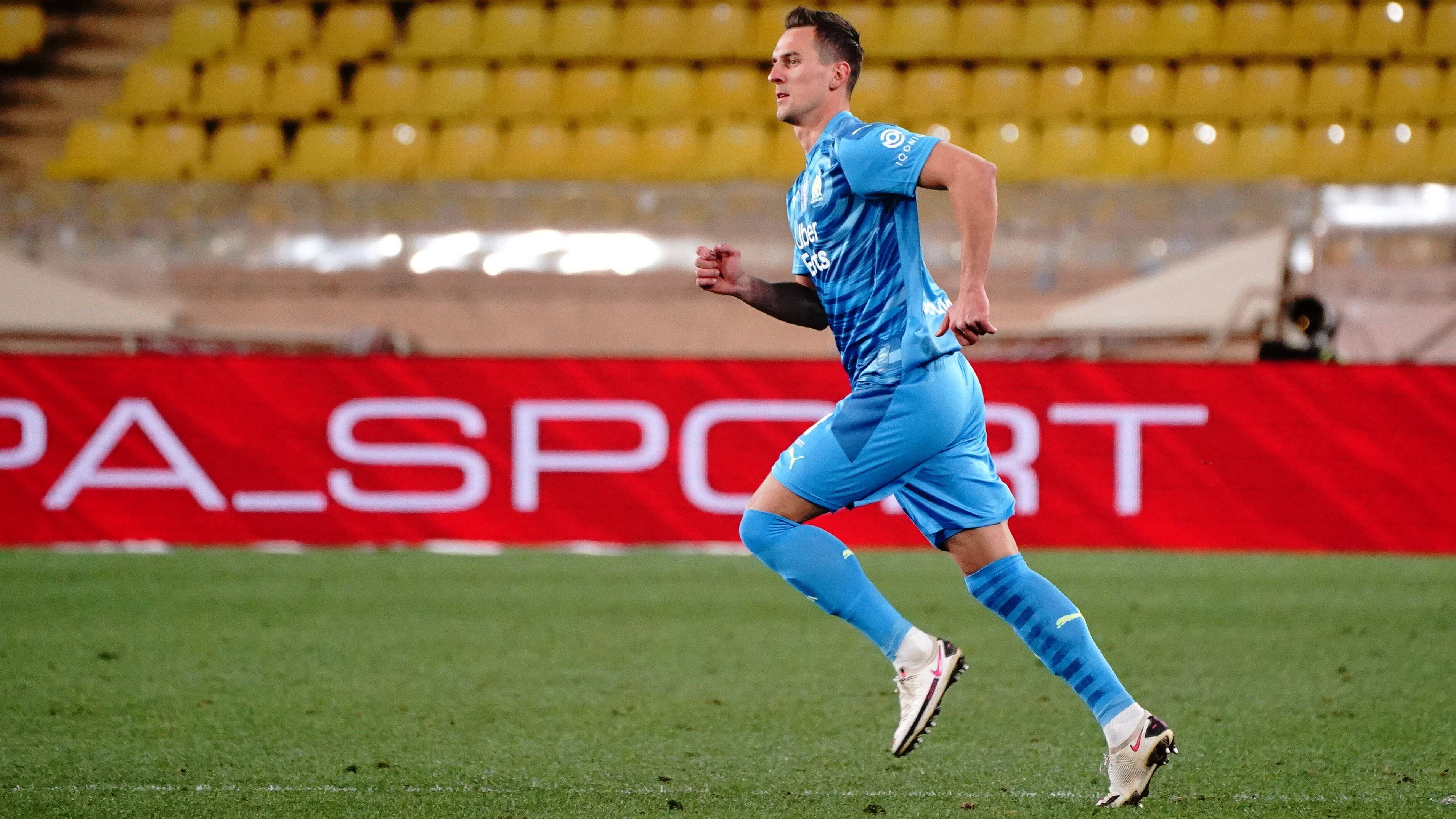 
                <strong>Arkadiusz Milik (Olympique Marseille)</strong><br>
                Der frühere Augsburger und Leverkusener Arkadiusz Milik wechselt in die Ligue 1 zu Olympique Marseille. Zuvor stand der Pole beim SSC Neapel unter Vertrag. Zunächst leihen die Franzosen den Angreifer für 18 Monate aus, anschließend greift eine Kaufpflicht. Die Ablösesumme soll sich auf rund acht Millionen Euro belaufen, per Bonuszahlungen kann sie allerdings noch auf zwölf Millionen Euro steigen.
              