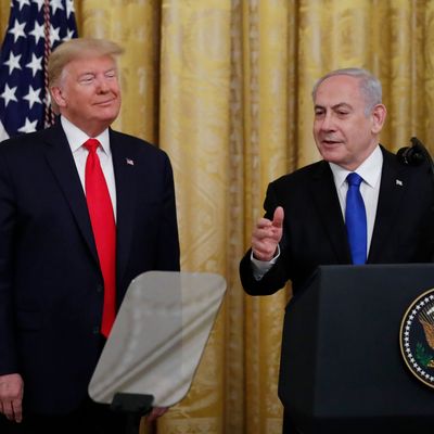 Israels Premier Netanjahu (r.) dürfte sich bei seiner Nahost-Politik über Trumps Wiederwahl freuen.