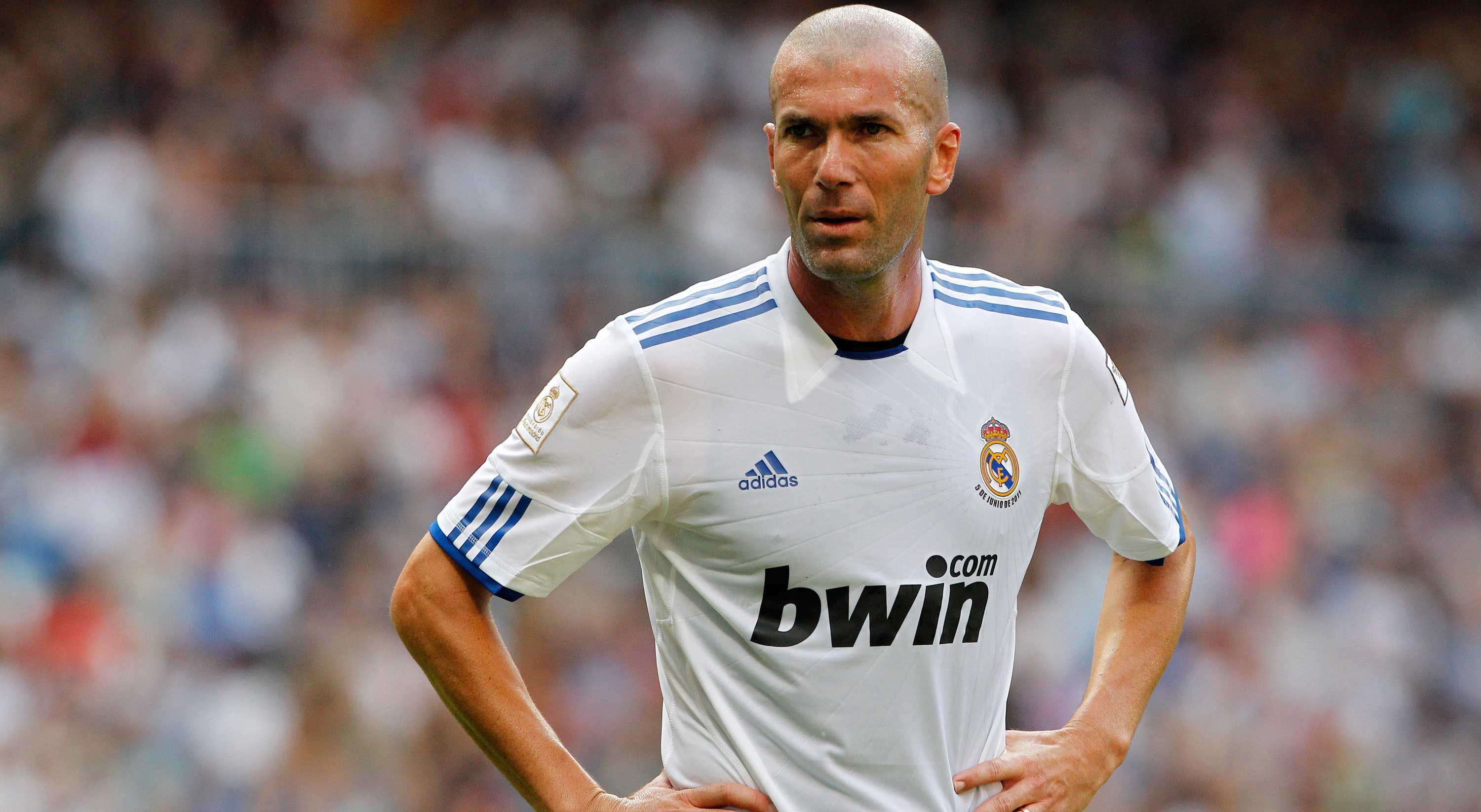 
                <strong>Mittelfeld: Zinedine Zidane (Frankreich)</strong><br>
                Mittelfeld: Zinedine Zidane. Der Franzose ist unbestritten einer der größten Fußballer aller Zeiten und gehört wohl in jede Top-Elf dieses Planeten. Unvergessen bleiben seine Auftritte bei der EM 2000, als er Frankreich zum Titel führte und zum besten Spieler des Turniers gewählt wurde.
              