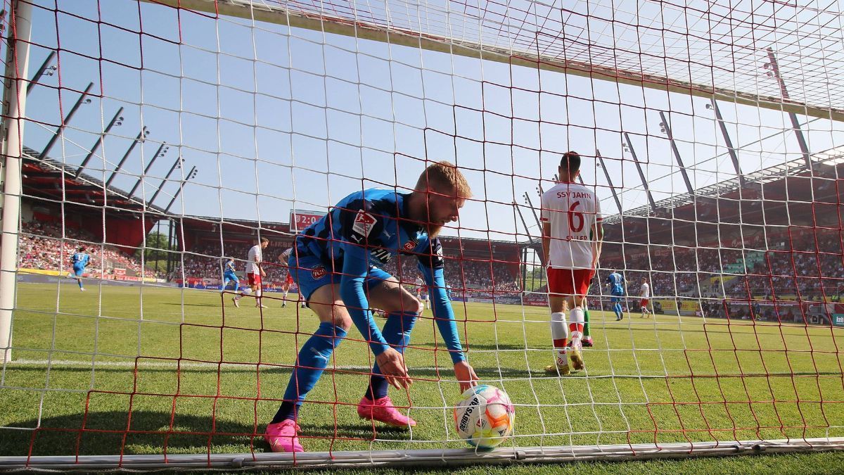 
                <strong>6. Heidenheim gibt nicht auf - der Anschlusstreffer fällt</strong><br>
                Und siehe da! Nur zwei Minuten nach dem 0:2-Schock verkürzt der FCH auf 1:2. Dass der Anschlusstreffer ein Regensburg-Eigentor von Benedikt Saller ist - völlig egal. Heidenheims Jan-Niklas Beste holt die Kugel aus dem Netz - und rast direkt zum Mittelpunkt. Weiter geht's. 
              