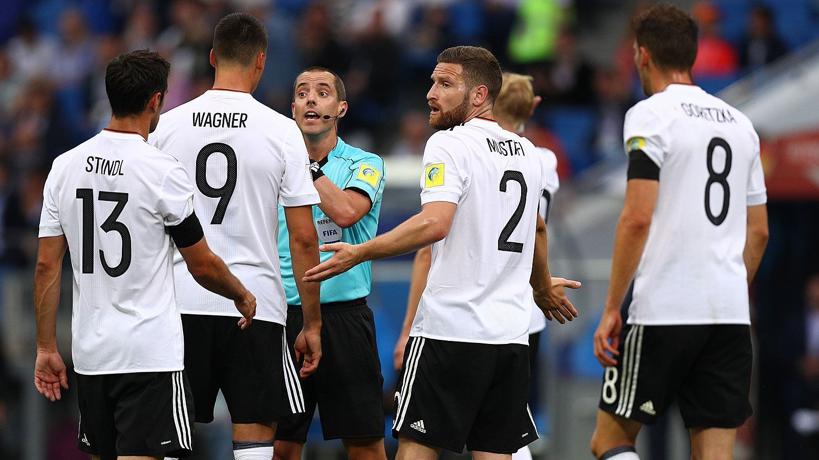 
                <strong>Geigers Deutschland-Bekanntschaften</strong><br>
                Das DFB-Team hat bislang beste Erinnerungen an Geiger. Beim letztlich gewonnenen Confed Cup vor einem Jahr war der ausgebildete Mathelehrer Schiri des ersten Auftritts, dem 3:2 gegen Australien in Sotschi. Auch bei der WM 2014 begegneten sich das Team von Trainer Joachim Löw und Geiger, der beim denkwürdigen 7:1 über Brasilien im Halbfinale als Vierter Offizieller fungierte.
              