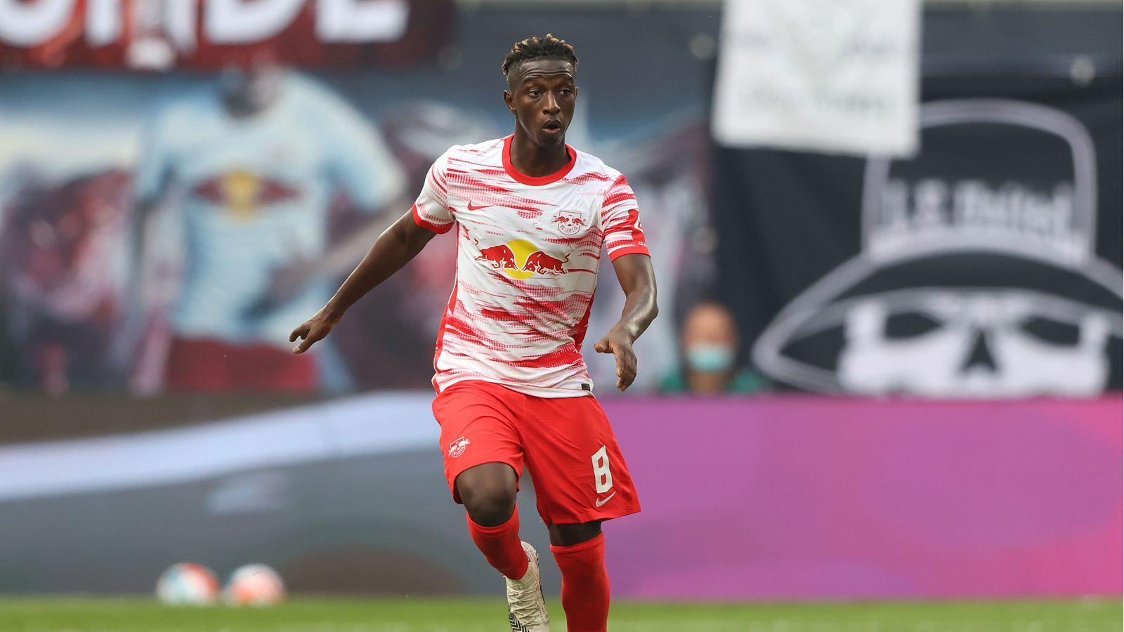 
                <strong>Amadou Haidara (seit 2019 im Verein)</strong><br>
                Auch Haidara kam aus Salzburg nach Leipzig. Anfang 2019 überwies RB Leipzig rund 19 Millionen Euro für den zentralen Mittelfeldspieler nach Österreich. Seitdem lief Haidara in 99 Spielen für Leipzig auf, in denen er zehn Tore schoss und sechs Vorlagen gab. Aktuell steht er bei 16 Einsätzen, in denen er drei Tore erzielte. Seine Ausstiegsklausel liegt ebenfalls bei 40 Millionen Euro, berichtet die "Sport Bild".
              