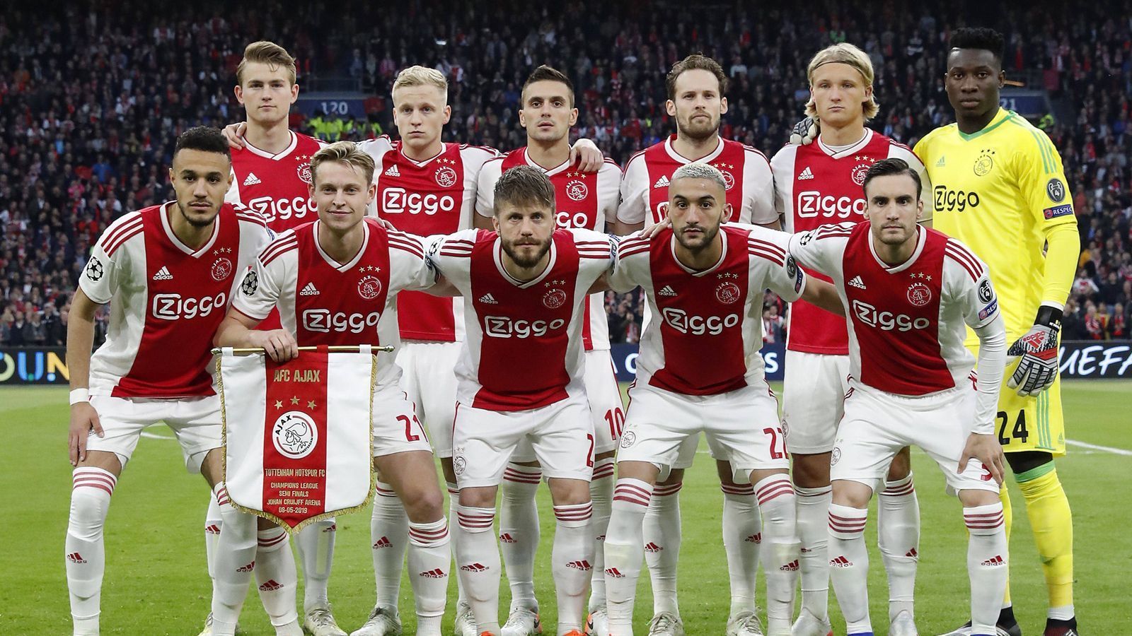 
                <strong>Bei Ajax Amsterdam droht der Ausverkauf</strong><br>
                So wie im Champions-League-Halbfinale gegen Tottenham Hotspur werden wohl alle Fußballfans diese Ajax-Mannschaft nie wieder sehen. Denn nach einer erfolgreichen Saison mit begeisterndem Fußball, droht die junge Mannschaft auseinander zu brechen. Zahlreiche Jungstars haben Angebote von anderen europäischen Topklubs. Im schlimmsten Fall könnten gleich acht Leistungsträger die Talentschmiede verlassen. ran.de fasst zusammen, wer bereits weg ist und welche Spieler von wem umworben werden.
              