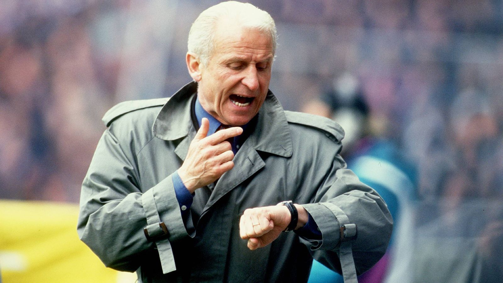 
                <strong>Giovanni Trapattoni (Trainer beim FC Bayern München und VfB Stuttgart)</strong><br>
                1994 kam "Trap" als Trainer in die Bundesliga, der erste waschechte Weltstar auf einer Trainerbank in Deutschlands Eliteliga. Natürlich, wo auch sonst möchte man sagen, beim FC Bayern. Allerdings lief seine erste Amtszeit in München nicht gerade erfolgreich. Seine ersten beiden Spiele waren gleich verlorene Titel: der Super-Cup gegen Werder Bremen und das peinliche wie bis heute legendäre 0:1 bei Vestenbergsgreuth im DFB-Pokal. Nach nur einer Saison musste er wieder gehen. Sein zweiter Anlauf 1996 war deutlich erfolgreicher, von 90 Spielen verlor er nur 14 und gewann zwei Mal in Serie den DFB-Pokal. 2005 kam er nochmal zurück in die Bundesliga, diesmal zum VfB Stuttgart. Dort wurde er jedoch nach einem enttäuschenden Halbjahr im Frühjahr 2006 wieder entlassen.
              