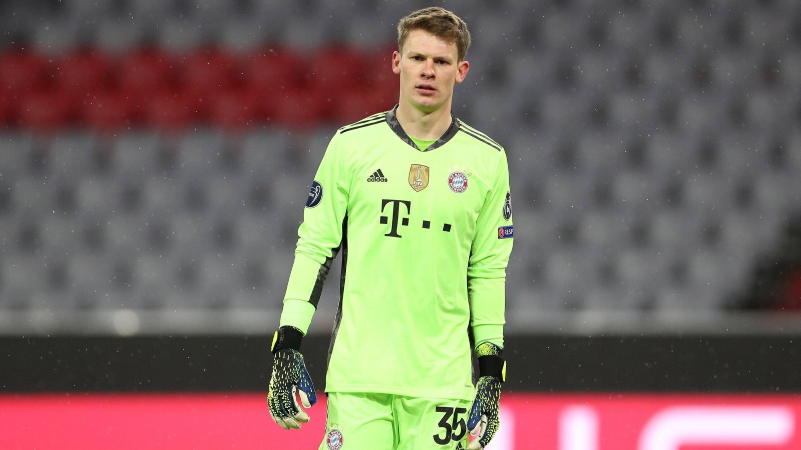 
                <strong>Alexander Nübel</strong><br>
                Kaum gefordert, aber dennoch keinerlei Nervosität anzumerken. Seine erste Herausforderung ist ein Kopfball von Milinkovic-Savic, den er aber problemlos klärt. Später pariert er glänzend, erst danach stellt sich heraus, dass das Zuspiel von Lazio ins Abseits erfolgt ist. Hat insgesamt zu wenig Möglichkeiten, um seine Qualitäten nachhaltig unter Beweis zu stellen. Kommt in der Schlussphase beim Anschlusstreffer der Gäste zu zögerlich raus und dann geht ihm der Ball auch noch durch die Beine. ran-Note: 4
              