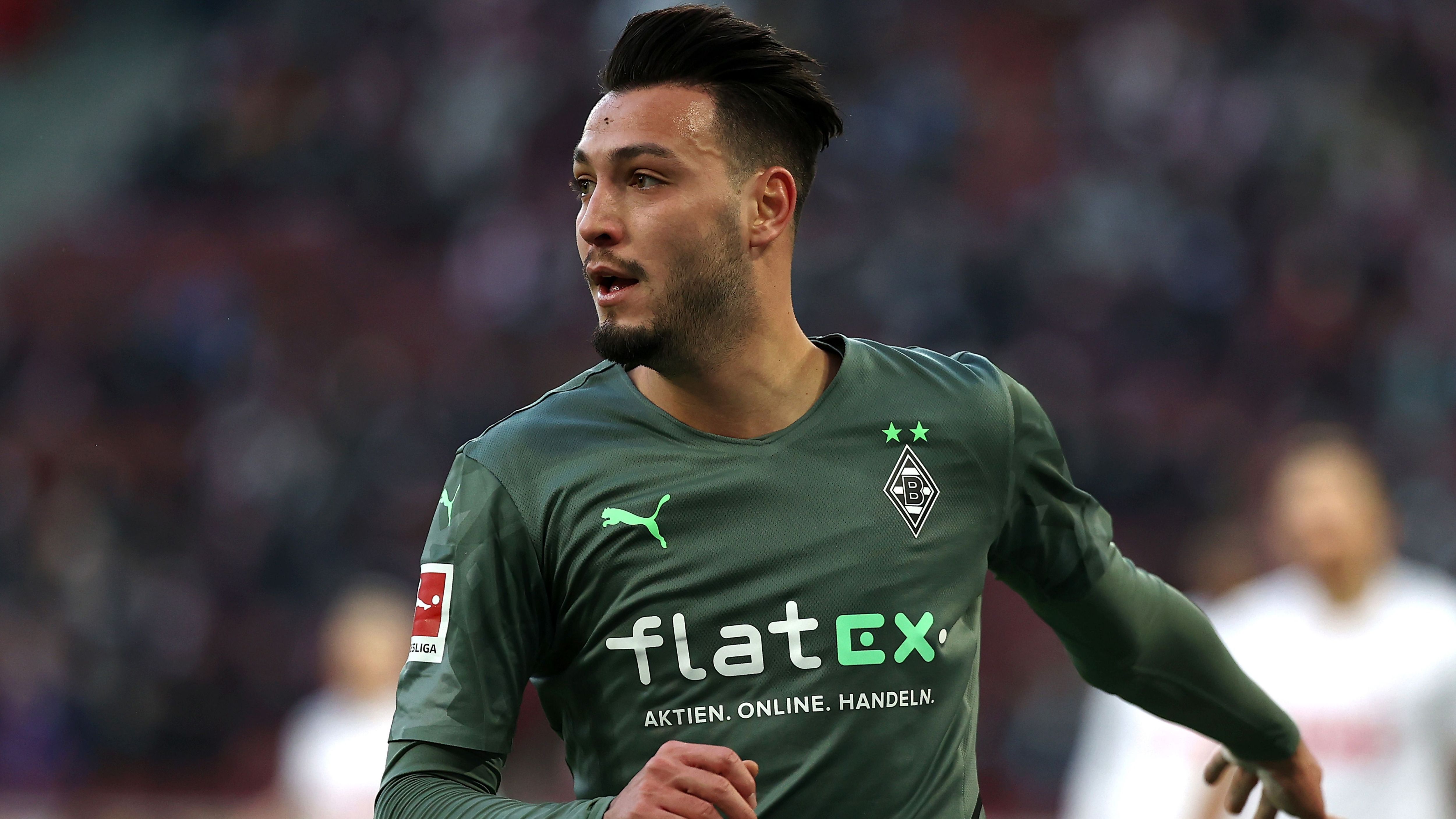 
                <strong>Ramy Bensebaini (Borussia Mönchengladbach - Ausfall: 18. November bis 31. Dezember 2020)</strong><br>
                Bereits 2020 Jahr infizierte sich Gladbachs Linksverteidiger Ramy Bensebaini. Nach seiner Rückkehr von der algerischen Nationalmannschaft an den Niederrhein Mitte November 2020 wurde er positiv auf Corona getestet. Bensebainis Erkrankung war von starken Symptomen geprägt und sollte ihn längere Zeit außer Gefecht setzen. Einige Zeit nach der Genesung war an Mannschaftstraining noch nicht zu denken. Insgesamt verpasste er zehn Pflichtspiele.
              