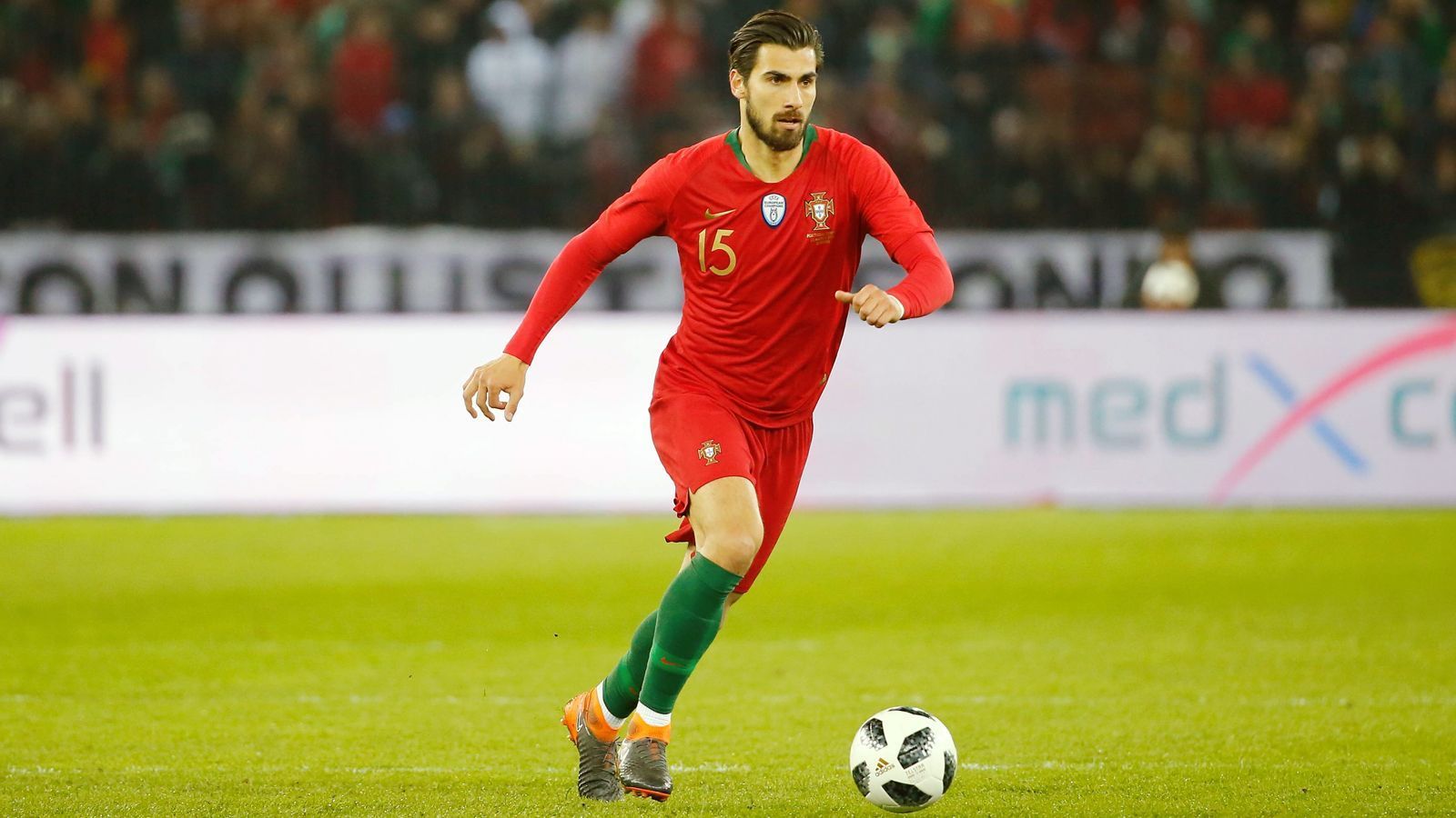 
                <strong>Andre Gomes (Portugal)</strong><br>
                Die schwere Verletzung des Portugiesen Andre Gomes überschattete zuletzt die Premier-League-Partie zwischen Everton und Chelsea. Der Mittelfeldspieler der "Toffees" zog sich nach einer Grätsche von Heung-Min Son einen Knöchelbruch zu und fällt mehrere Monate aus. Portugal hat die EM-Qualifikation noch nicht sicher in der Tasche, muss als aktueller Zweiter in Gruppe B aber auch nur noch gegen die Nachzügler Litauen und Luxemburg ran. 
              
