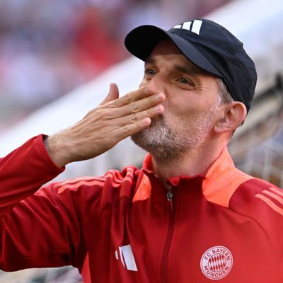 Thomas Tuchel wirft den Fans einen Kuss zu.