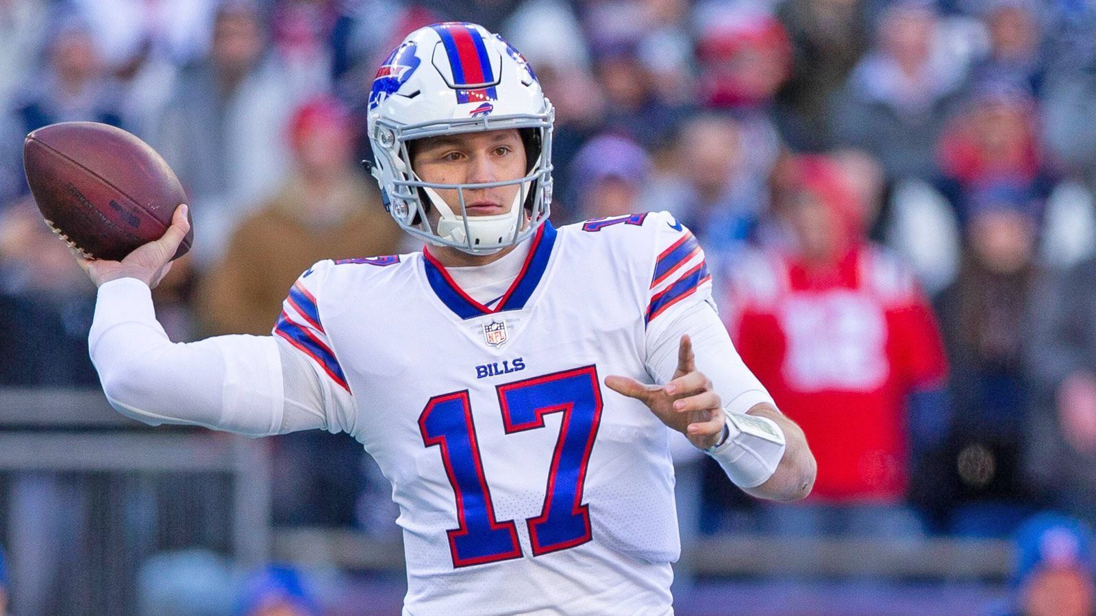 
                <strong>Platz 9: Josh Allen (Buffalo Bills/QBR: 52,2)</strong><br>
                Allen brachte es auf eine unterirdische Completion Rate von nur 52,8 Prozent. Die ist aber nicht nur durch den Rookie zu erklären, sondern auch durch Passempfänger, die einige seiner Bälle fallen ließen. Er machte die üblichen Anpassungsprobleme eines Rookies durch, muss seine Fehler und Ungenauigkeiten aber dringend abstellen. Was auffiel: Er macht sich mit risikoreichen Würfen das Leben schwer und lässt sich mit dem Ball in der Hand mehr Zeit als alle anderen Quarterbacks in der Liga - 3,22 Sekunden dauerte es, bis er warf.
              