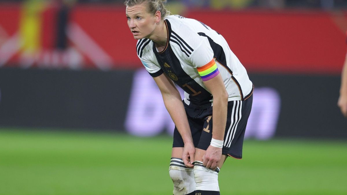 Abseits der WM trägt Popp die Regenbogenbinde