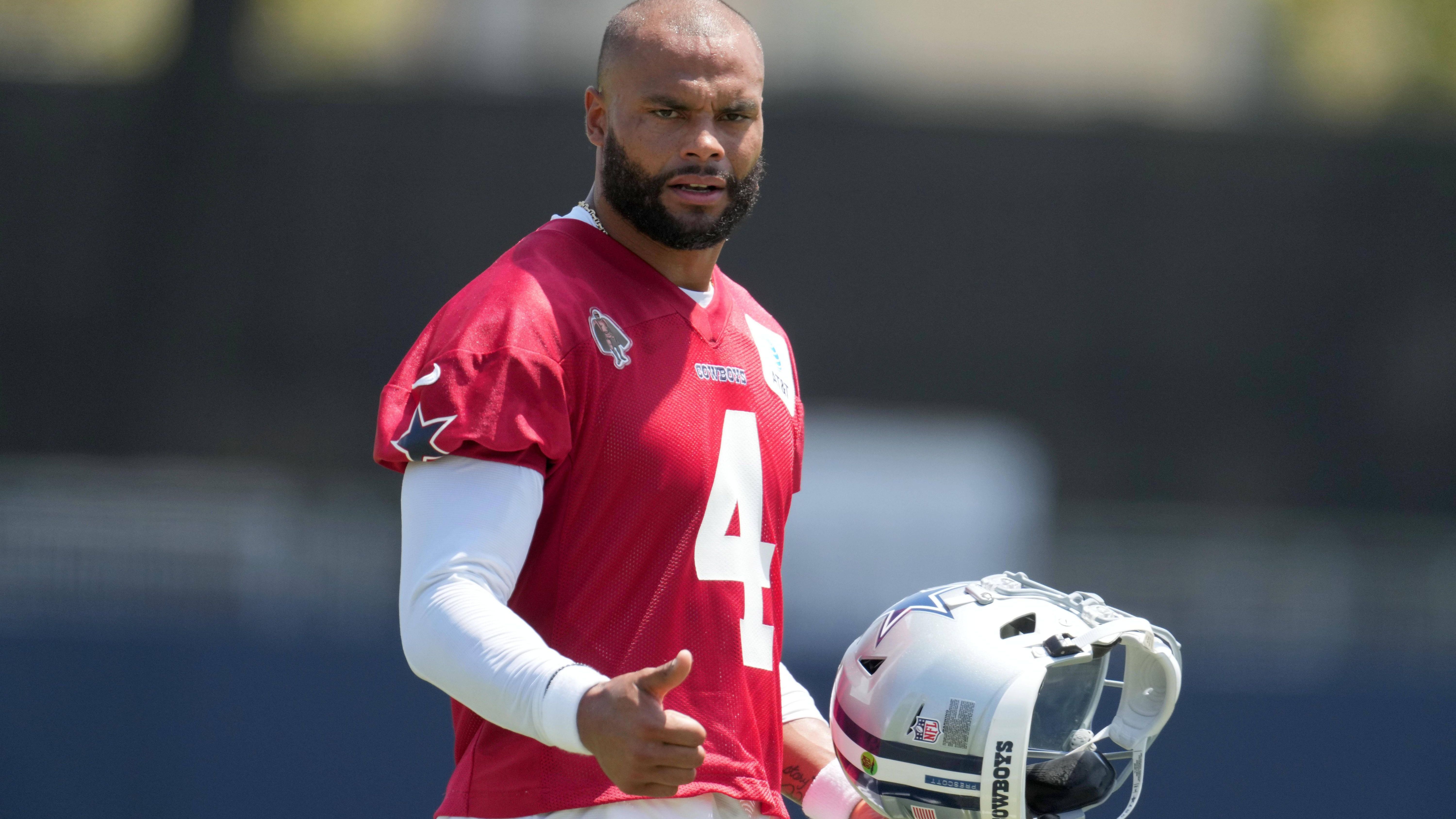 <strong>Dak Prescott</strong><br>Auch die Dallas Cowboys wollen im SB-Fenster bleiben. Auf dem Platz ist der Erfolg limitiert, dafür hilft Quarterback Dak Prescott mit seinem Vertrag tatkräftig mit, damit das Team personell schlagkräftig bleiben kann. Er hat seinen Kontrakt in den vergangenen drei Jahren drei Mal umstrukturiert, insgesamt verschafften sich die Cowboys einen finanziellen Spielraum in Höhe von rund 41 Millionen Dollar.