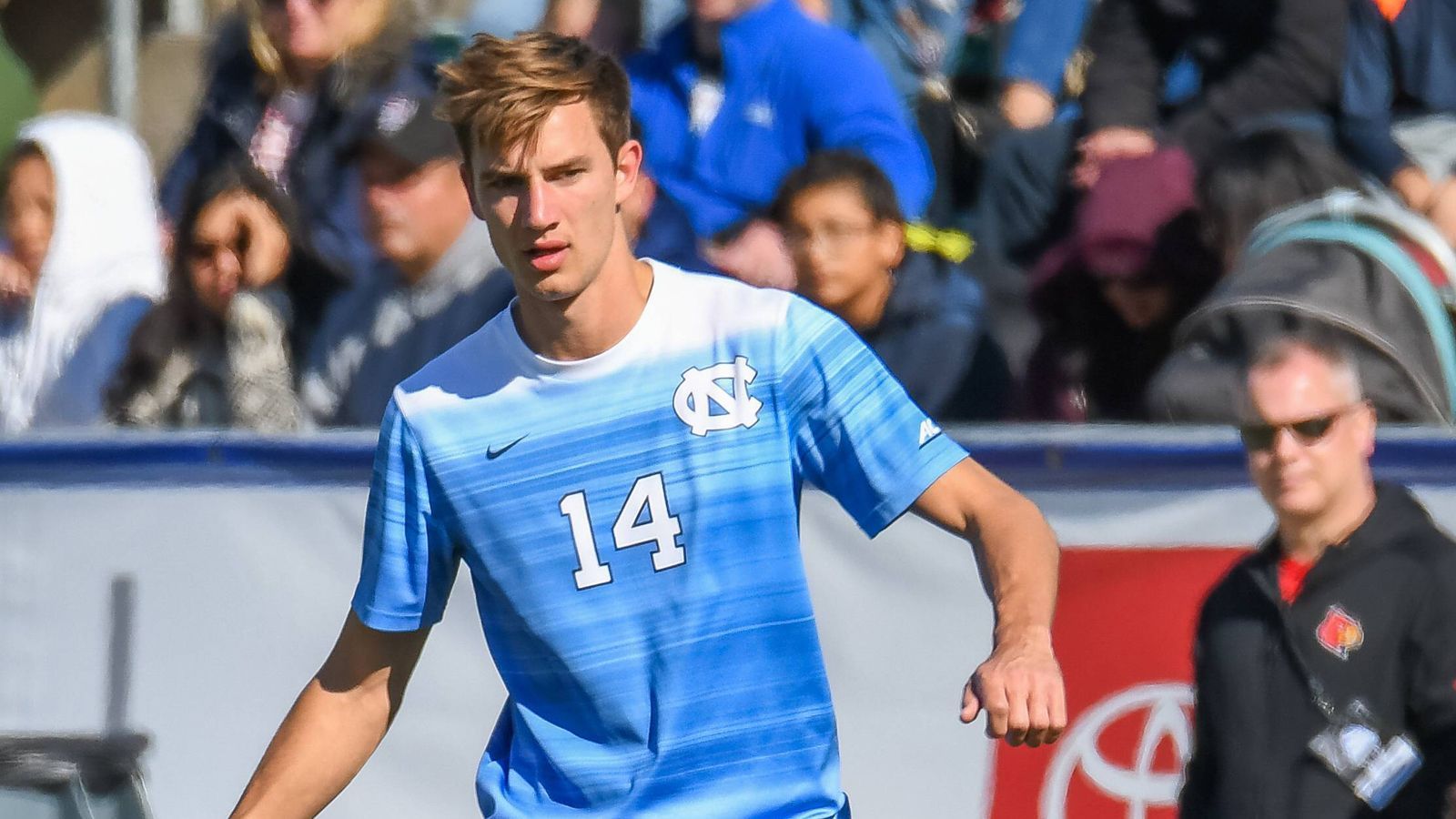 
                <strong>Nils Brüning</strong><br>
                Brüning spielte zwei Jahre bei den Amateuren der HSV in der Regionalliga und hoffte vergeblich auf einen Profivertrag. Der damals 20-Jährige wagte im Zuge dessen den Sprung nach Amerika und spielt seitdem für das College-Team Tar Heels in North Carolina. Nebenbei macht der Offensiv-Spieler einen Bachelor in Business Administration. Ein Wunsch-Team beim Draft 2019 hat der Hanseate aber nicht: "Am liebsten wäre mir ein Team, das mich gezielt als einen Spieler draftet, den sie brauchen und sofort einsetzen können".
              