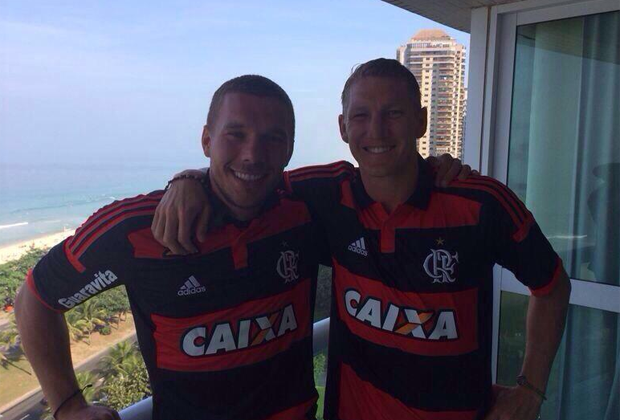 
                <strong>Poldi und Schweini im Rio-Look</strong><br>
                Bastian Schweinsteiger und Lukas Podolski lassen sich vor dem Viertelfinale schon einmal im passenden Vereinstrikot von Flamengo Rio de Janeiro ablichten.
              