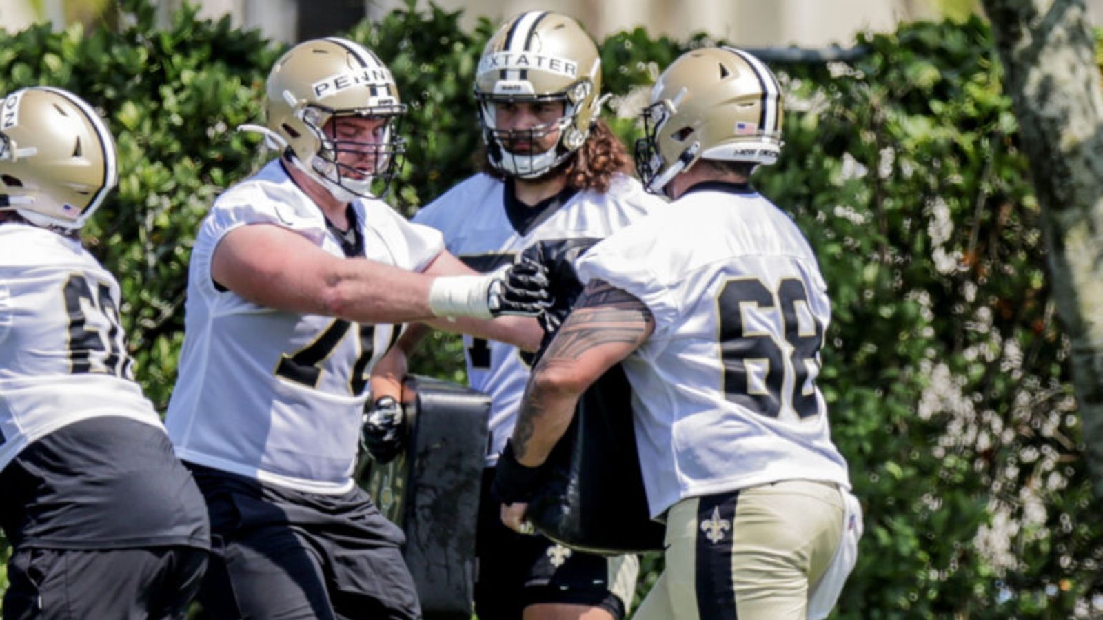 
                <strong>Verlierer: Trevor Penning (New Orleans Saints)</strong><br>
                Während andere Erstrundenpicks durch starke Leistungen im Training Camp auf sich aufmerksam machen, kommt Trevor Penning fast nur durch Schlägereien in die Schlagzeilen. Der Rookie-Offensive-Lineman der New Orleans Saints wurde in der ersten Trainingswoche von Head Coach Dennis Allen gerügt und vom Platz verwiesen, weil er bereits die dritte Rudelbildung in Serie angezettelt hatte. Sportlich kam bisher nichts Erwähnenswertes von Penning. Seine raue Gangart will Penning jedenfalls nicht ändern: "Beim Football gibt es keine Nettigkeiten", so der Rookie.
              