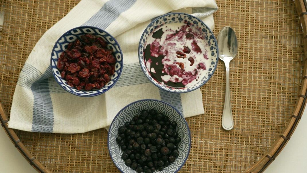 Schwed:innen lieben ihre "Blåbärssoppa" - Blaubeersuppe - mit diversen Beilagen. Wir zeigen dir, wie du sie nachkochen kannst!