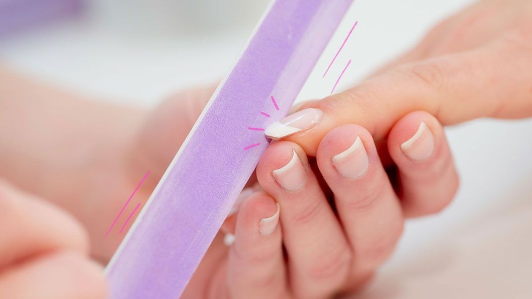 Bringe mit der Nagelfeile deine Nägel in die perfekte Form, pflege sie mit einem Nagelbad und reichlich Creme und die Basis für gesunde und schöne Nägel ist gegeben. Wie du den French-Look auf deine Nägel zaubern kannst, liest du im Beauty-Artikel! 