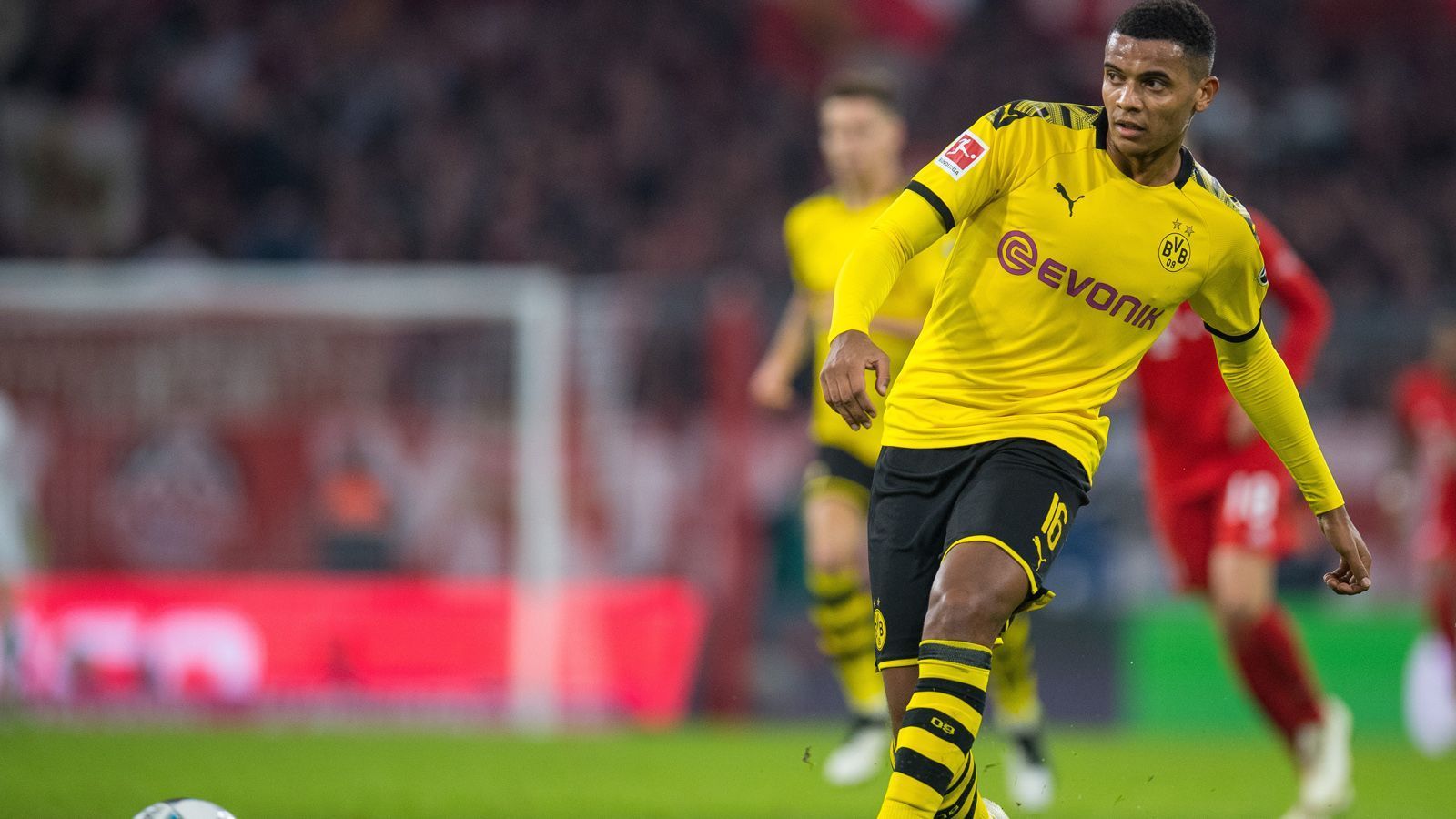 
                <strong>Manuel Akanji</strong><br>
                Der zuletzt oft wackelige Schweizer ist beim 0:1 nicht im Bilde. Auch danach rechtfertigt er seine erneute Startelf-Nominierung nicht, so leitet Akanji den Ball einmal völlig unbedrängt per Kopf zu Coman weiter. Und vor dem 0:3 verliert er das Luftduell gegen den alles andere als baumlangen Coutinho. ran-Note: 5
              