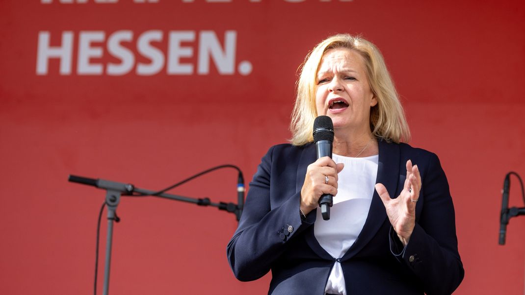 Bundesinnenministerin Faesers Beliebtheit geht einer Umfrage zufolge stark zurück.