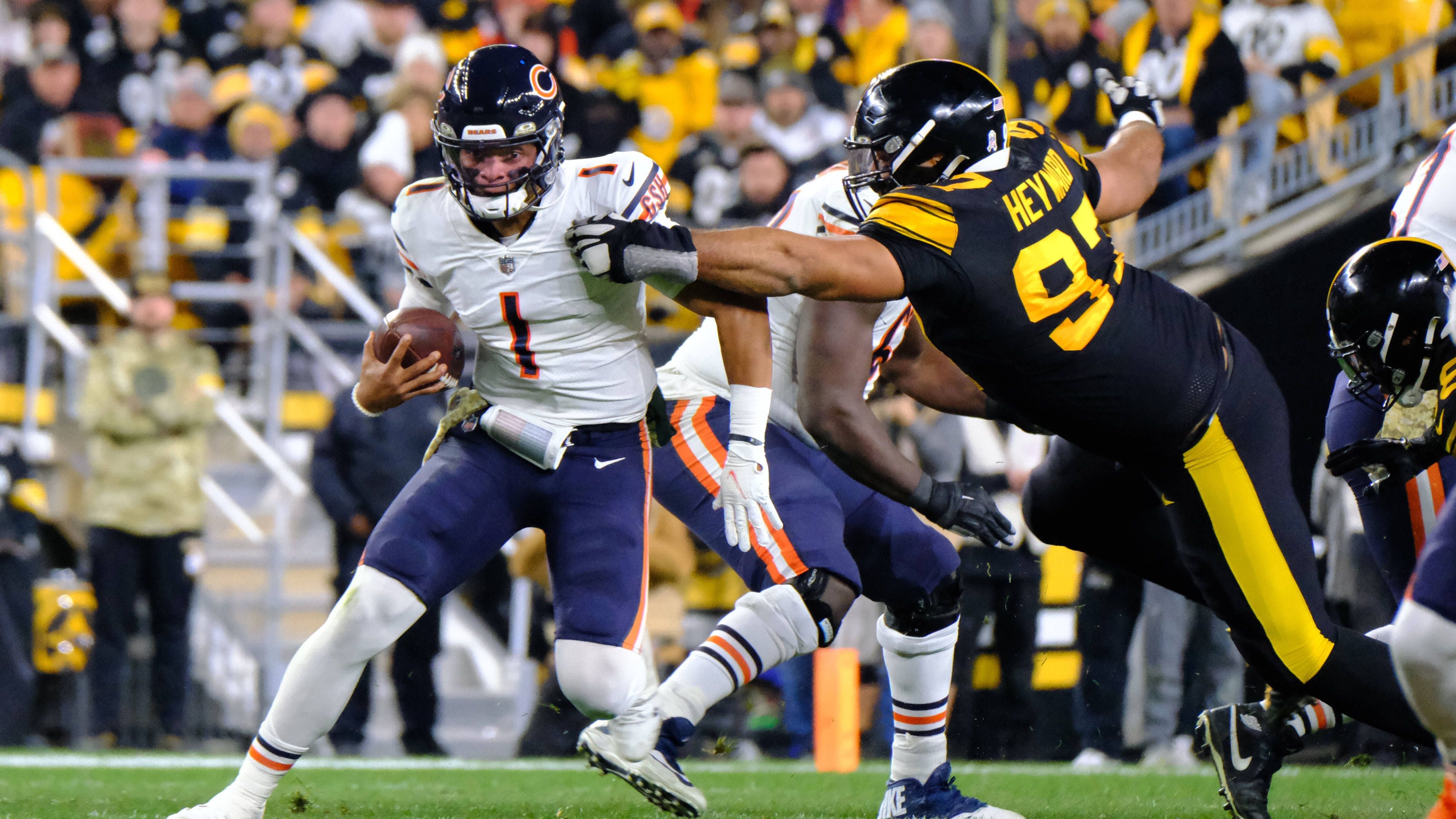 <strong>Justin Fields (Chicago Bears, Pittsburgh Steelers)</strong><br>Die Bears ließen ihn deshalb vor einigen Wochen für einen Sechstrunden-Pick, der sich - je nach Spielzeit - in einen Viertrunden-Pick verbessern kann, nach Pittsburgh zu den Steelers ziehen. Dort wird Fields mit Quarterback Russell Wilson um den Starter-Posten kämpfen. Aktuell soll allerdings wohl Wilson als Starter in die Saison gehen.