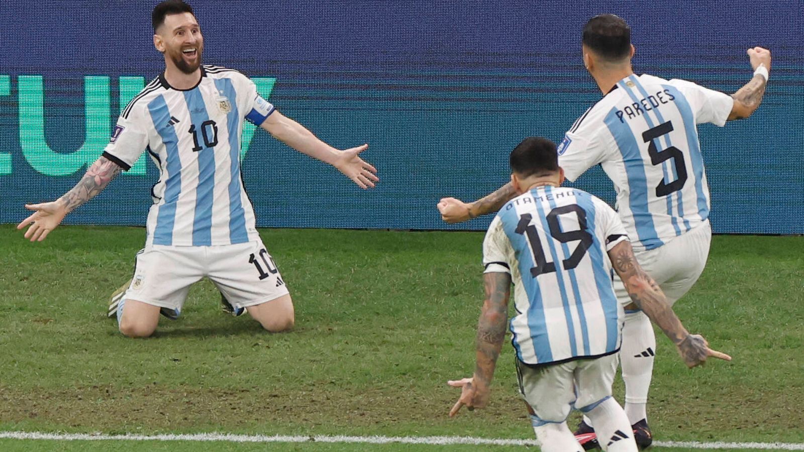 
                <strong>Tore in K.o.-Spielen (geknackt, in allen getroffen)</strong><br>
                Vollstrecker Messi: Als es darauf ankam, war Messi verlässlich zur Stelle. Er ist der erste Spieler, der in allen K.o.-Runden einer WM getroffen hat. Im Finale sogar zwei Mal. Plus im Elfmeterschießen.
              