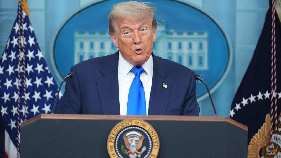 Donald Trump feiert einen juristischen Erfolg: Der Supreme Court setzt landesweite Stopps seines Dekrets zur Einschränkung des Geburtsrechts vorerst aus.