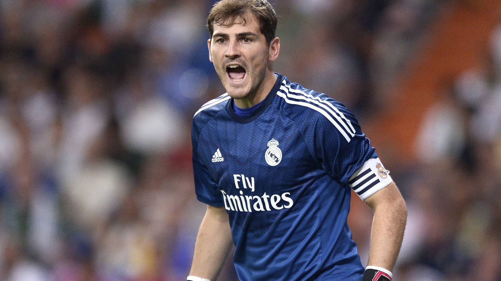 
                <strong>Iker Casillas</strong><br>
                Seit er acht Jahre alt war, spielte Iker Casillas bei Real Madrid. Zuerst in der Jugend, danach stand er für 15 Jahre im Kasten des Profiteams, ehe er zum FC Porto ging. Ohne Frage ist "San Iker" der beste Keeper, der je das Tor der Königlichen hütete.
              