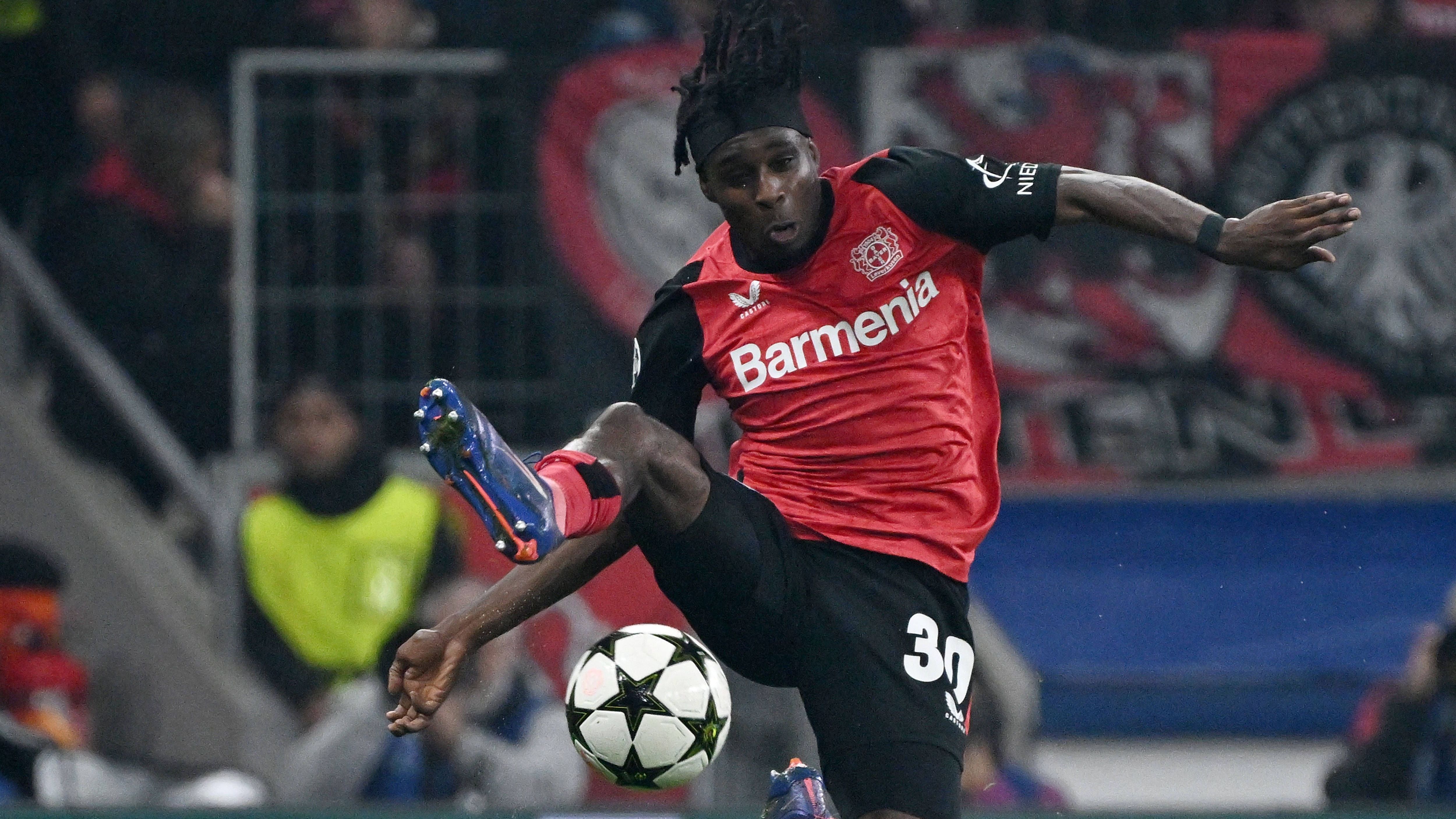 <strong>Jeremie Frimpong (Bayer Leverkusen)</strong>&nbsp;<br>Jeremie Frimpong könnte im Januar bei Real Madrid den verletzten&nbsp;Daniel Carvajal&nbsp;ersetzen. Das berichtet die "Sport Bild". Europameister Cravajal wird aufgrund eines Kreuzbandrisses die komplette verbleibende Saison verpassen. Im Frühjahr und Sommer gab es wohl bereits Kontakt zwischen Frimpong und Real, doch ein Transfer kam nicht zustande. Die Ausstiegsklausel von 40 Mio. Euro gilt nur im Sommer, nicht aber im Winter. Daher wäre die Ablöse verhandelbar.