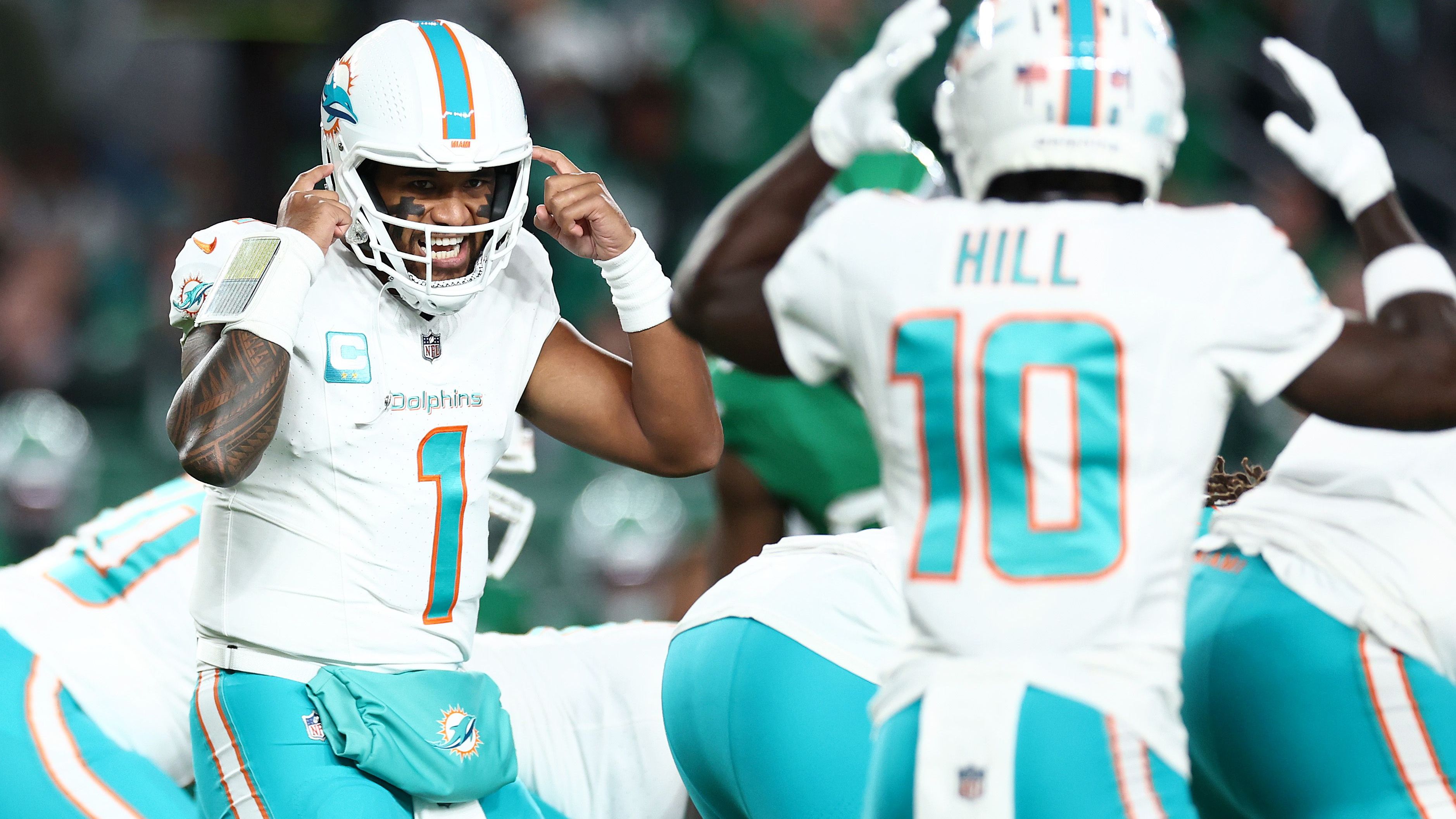 <strong>1. Miami Dolphins: Tua Tagovailoa &amp; Tyreek Hill</strong><br>Speed, Speed, Speed. So kann man die Offense der Dolphins nach wie vor beschreiben. Und auch Tagovailoa zeigte immer wieder in Ansätzen, was möglich ist. Da neben Hill noch Odell Beckham Jr., Jaylen Waddle und Co. rum düsen, wird es als Defense schwer, nur Hill zu verteidigen. Diese Kombination hat alles, um die Liga zum fürchten zu bringen.&nbsp;