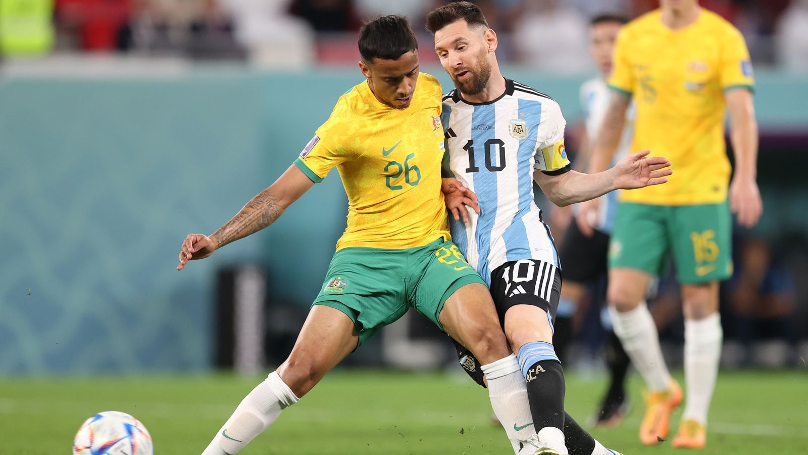 
                <strong>Messi-Watch: So schlug sich Argentiniens Superstar gegen Australien</strong><br>
                Die Partie beginnt nicht sonderlich gut für Messi. Der Offensivspieler von Paris Saint-Germain ist nicht wirklich im Spiel. Er hat wenige Ballkontakte und wird immer immer wieder gefoult. Hier von Australiens Keanu Baccus.
              