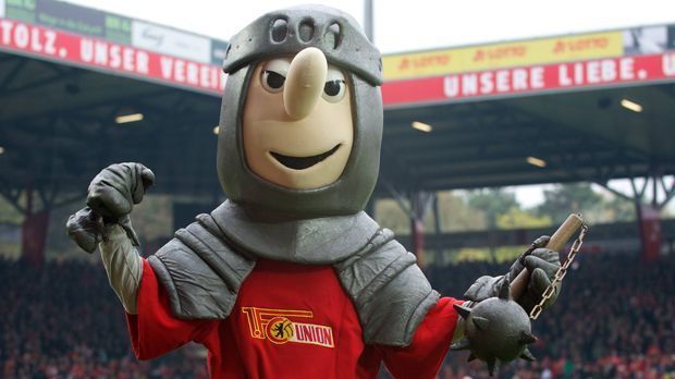 
                <strong>Ritter Keule (Union Berlin)</strong><br>
                Schalkes Erwin ist nicht das erste Maskottchen, das im deutschen Fußball vom Platz flog. Ritter Keule von Union Berlin sah bereits 2002 "Rot", nachdem er einen Treffer seiner Berliner mit den Spielern zu ausgelassen bejubelte.
              