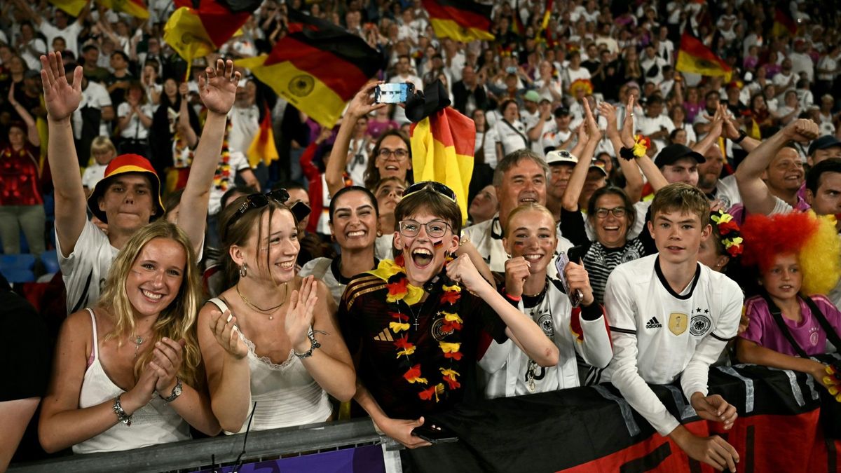 Deutsche Fans freuen sich über den Sieg gegen Frankreich