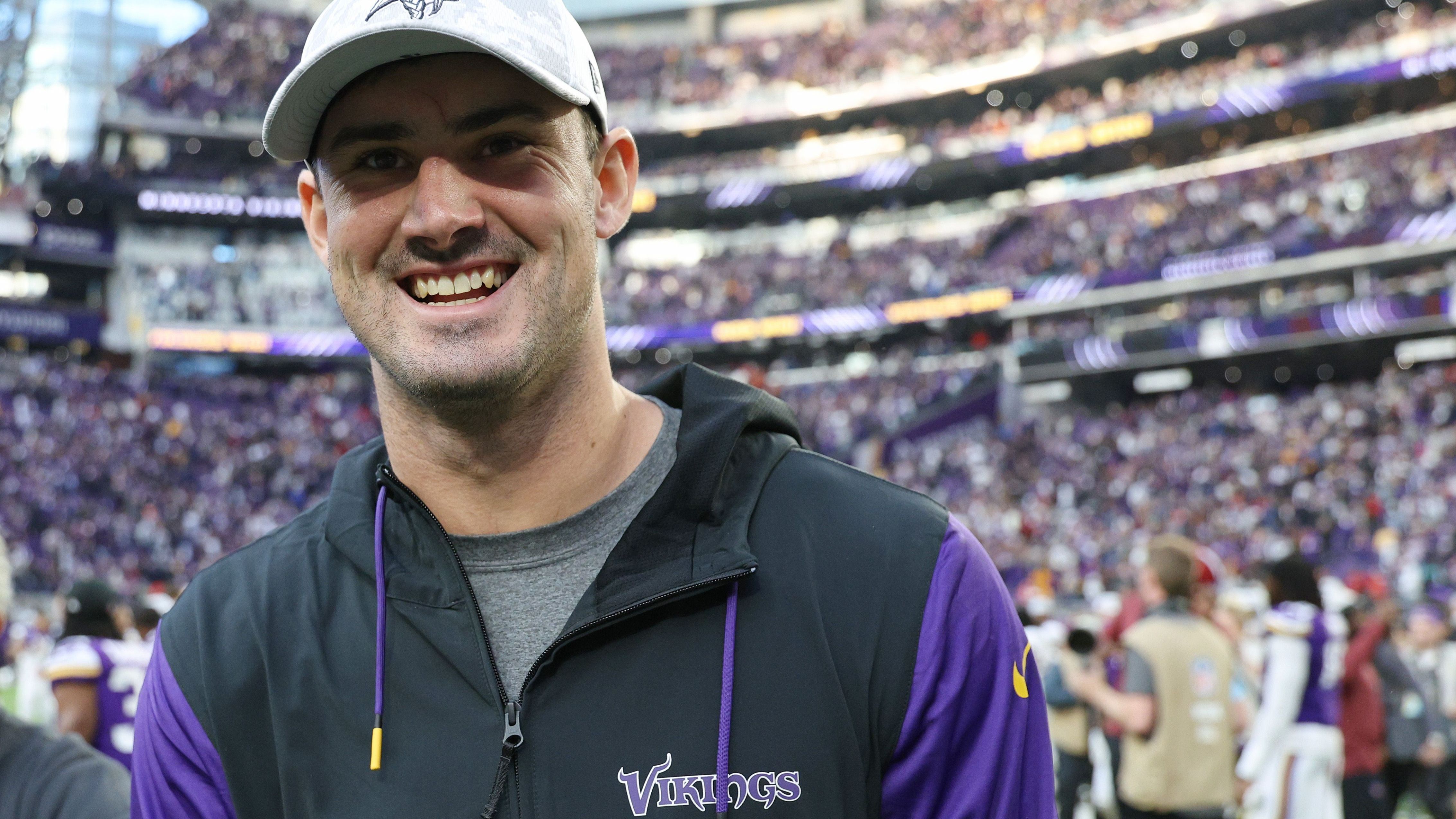 <strong>Daniel Jones (Minnesota Vikings)</strong><br>... Gleiches gilt demnach für Daniel Jones, der einen neuen Anlauf nehmen will. Da er von den New York Giants entlassen wurde und anschließend lediglich einen Vertrag für das Practice Squad der Minnesota Vikings unterschrieb, dürfte der einstige sechste Pick kostengünstig zu haben sein. Und dann wäre da noch ein ehemaliger Super-Bowl-Sieger ...