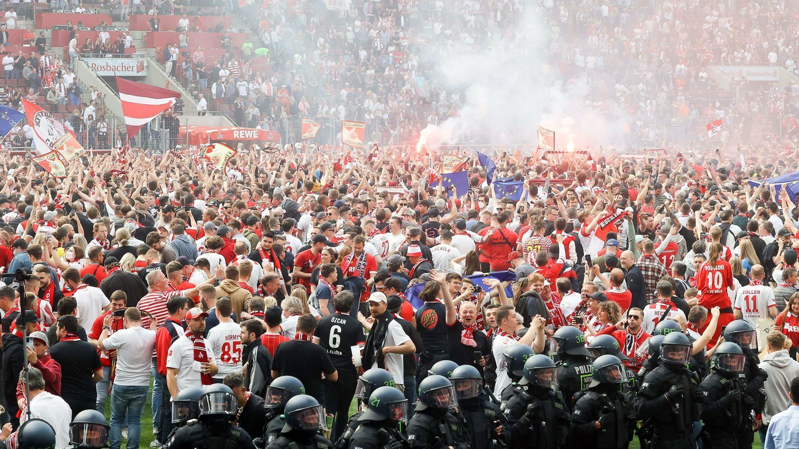 
                <strong>Tausende Fans fluten den Rasen</strong><br>
                Innerhalb weniger Sekunden fluteten trotzdem tausende FC-Anhänger den Rasen in RheinEnergieStadion, um die Kölner Europa-Party zu starten. 
              