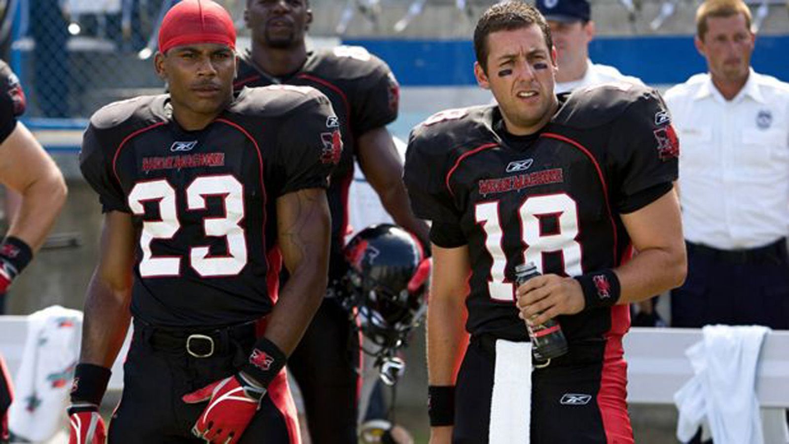 <strong>Spiel ohne Regeln (2005)</strong><br>
                Ex-Football-Star und Quarterback Paul Crewe (Adam Sandler) muss wegen Trunkenheit am Steuer ins Gefängnis. Dort baut er ein Häftlings-Team auf, das gegen die Wärter antreten wird. Mit fiesen Tricks und jeder Menge Humor wird Crewe zum Knast-Star. Bis der Gefängnis-Direktor ihm einen Mord anhängen will.
