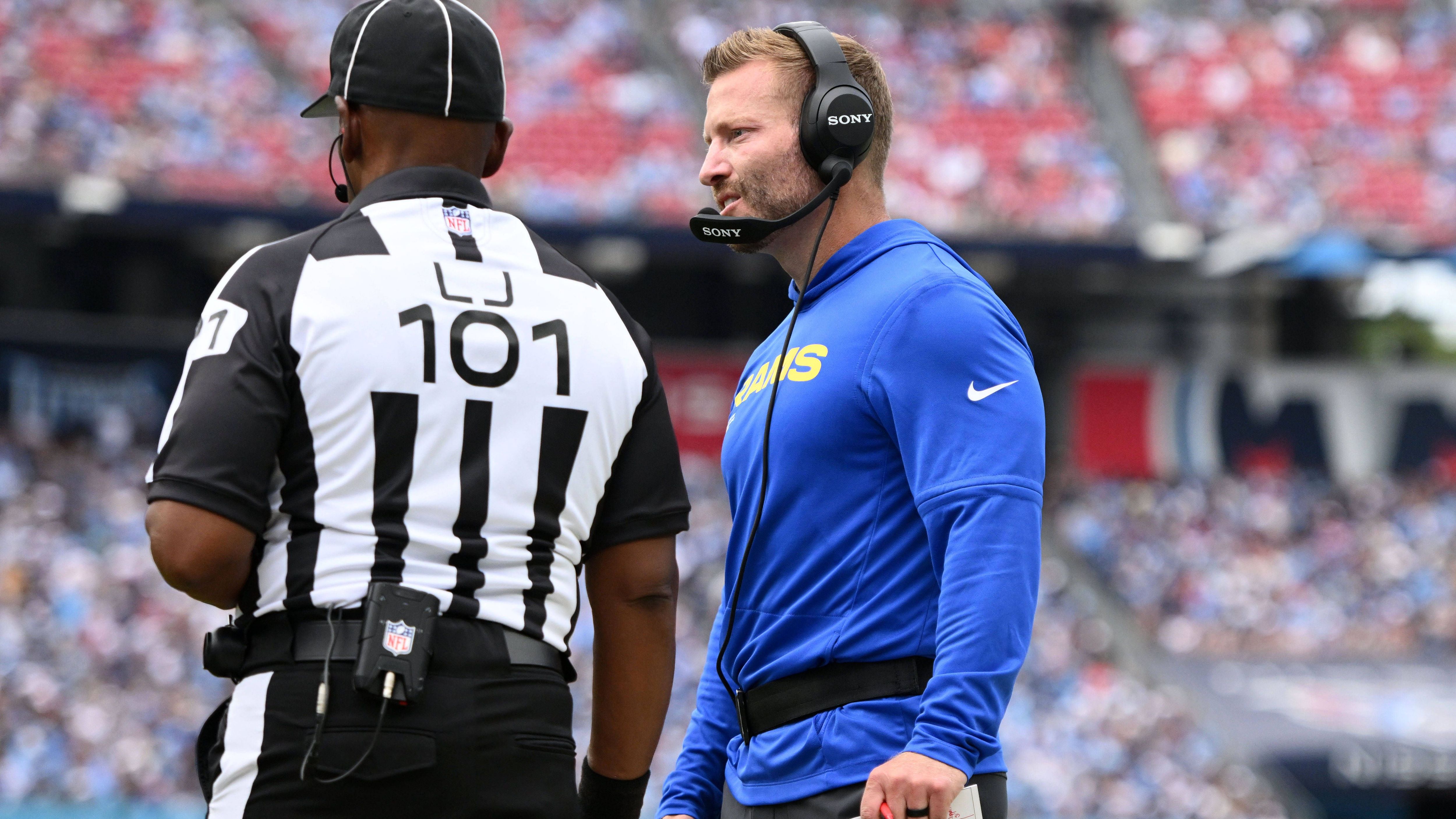 <strong>Sean McVay (Los Angeles Rams)</strong><br>Nicht nur Spieler können sich verletzen, sondern offenbar auch Trainer. Wie Sean McVay, Head Coach der Los Angeles Rams (33:19), verkündete, zog er sich im Spiel bei den Tennessee Titans am Sonntag einen Riss der Plantarfaszie, einer Sehnenplatte an der Fußsohle, zu. "Die gute Nachricht ist, dass ich nicht mitspiele. Ich stehe nur am Spielfeldrand und schaue zu. Wenn ich also ein bisschen cool humpele, um etwas Swag zu zeigen, dann wisst ihr warum", scherzte er.