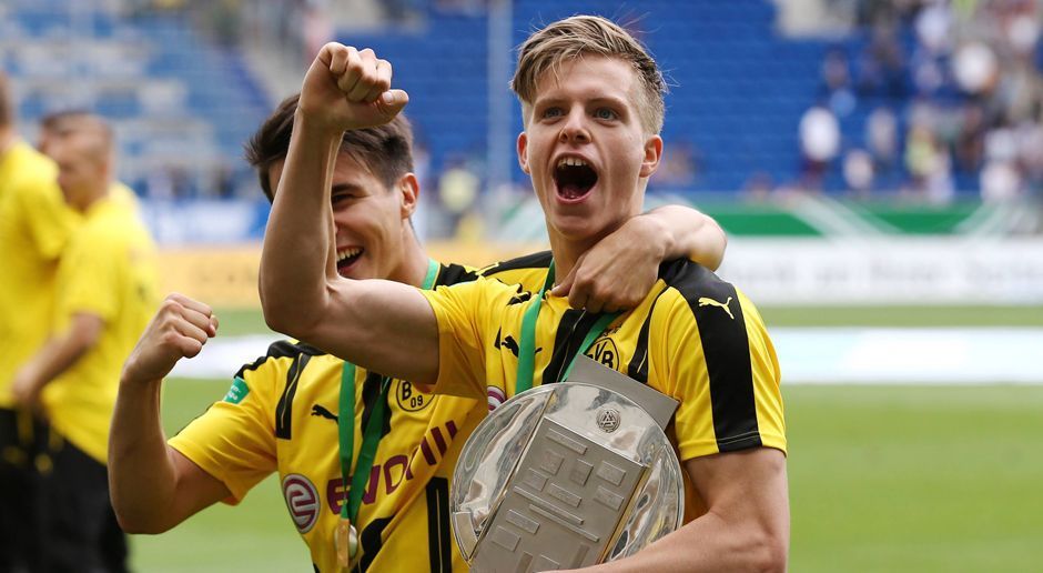 
                <strong>Burnic zweifacher Jugendmeister</strong><br>
                Das Training in der BVB-Jugend zahlte sich nach sieben Jahren aus: 2013 stieg Burnic in die U17 der Schwarz-Gelben auf und holte sich 2015 mit dem Team die Deutsche Meisterschaft der Junioren. Prompt folgte die nächste Beförderung, für den damals 17-Jährigen ging es hoch in die U19. Und der Erfolg von Burnic hielt weiter an. Als Spielmacher trug er mit acht Treffern und 13 Vorlagen in 29 Spielen dazu bei, dass die Mannschaft 2016 die Deutsche Meisterschaft der U19 gewann. Das ideale Bewerbungsschreiben für den Dortmunder Profi-Kader.
              