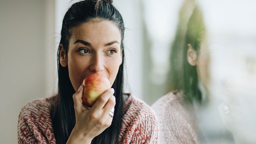 Äpfel haben viele Vitamine und bringen eure Haare zum Glänzen – wir verraten euch eine simple DIY-Haarspülung für sprödes und trockenes Haar.