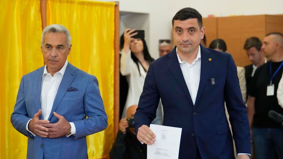 Der rechtspopulistische Kandidat Simion (rechts) hat die erste Runde der Präsidentenwahl in Rumänien klar gewonnen.
