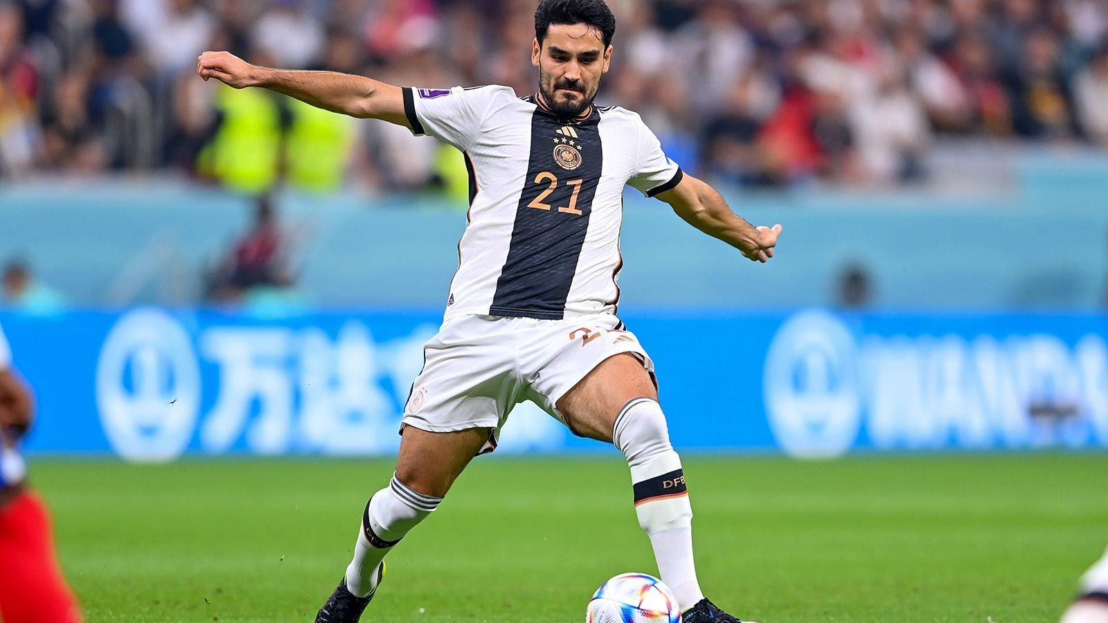 
                <strong>Ilkay Gündogan (8) </strong><br>
                Es ist ein Armutszeugnis für den deutschen Fußball, dass es seit nunmehr einem Jahrzehnt nicht gelingt, den aktuell nachgewiesenermaßen besten Mittelfeldspieler des Landes zum unangetasteten Kopf der Nationalmannschaft zu machen. Spätestens nach seinem Triple-Triumph mit Manchester City muss Gündogan aber jetzt ein Fixpunkt werden, um den die deutsche EM-Elf herumgebaut wird. 
              