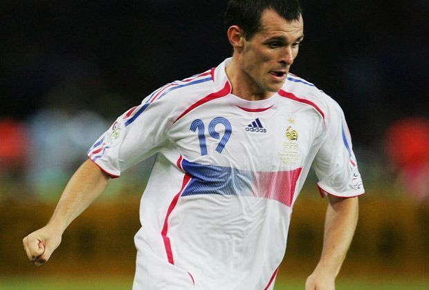 
                <strong>Ersatzbank: Willy Sagnol</strong><br>
                ... der ehemalige Münchner Willy Sagnol. Mehrere Jahre verteidigte der Franzose für den deutschen Rekordmeister und die Nationalmannschaft.
              