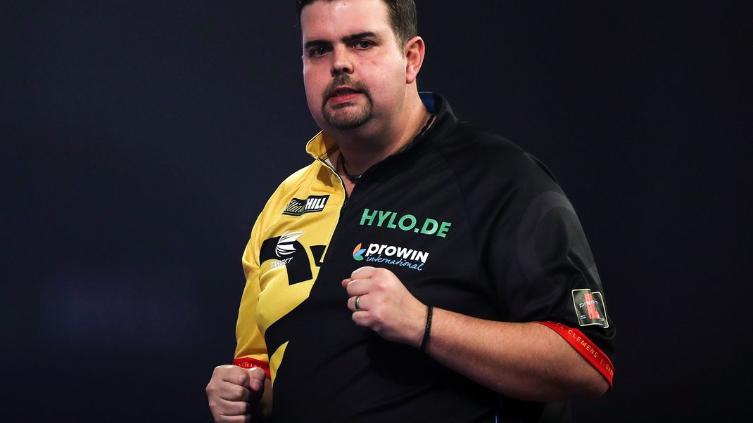 Darts-WM im Alexandra Palace: Gabriel Clemens feiert nach einem gewonnenen Satz.