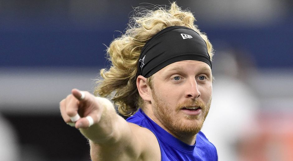 
                <strong>Cole Beasley</strong><br>
                Dahin! Dahin! Cole Beasley gibt genau an, wohin er den Football gerne haben möchte. Anzeigen, wo der Ball hin soll, das macht der Wide Receiver der Dallas Cowboys seit 2012 professionell. Ginge es nach uns, würde Beasleys Weg aber nicht dahin führen, wo er mit seinem Finger hindeutet, sondern ohne Umwege auf die Showbühnen dieser Welt. Am besten ins öffentlich-rechtliche Fernsehen in Deutschland. Samstagabend. In eine Show, in der Menschen wetten, dass sie irgendetwas schaffen, und dann ausprobieren, ob sie es schaffen. Diese Show wird nämlich schmerzlich vermisst. Und blonde, lange, lockige Haare sind unserer bescheidenen Meinung nach die perfekte Voraussetzung, um diese Show zu moderieren.
              