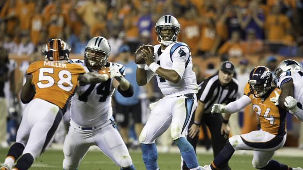 
                <strong>Denver Broncos - Carolina Panthers, 8. September 2016</strong><br>
                Das letztjährige Eröffnungsspiel war ein echter Kracher, schließlich war es eine Neuauflage des Super Bowl 50. Für die Carolina Panthers gab es auch diesmal nichts zu holen, nach dem 10:24 im Super Bowl ging auch der Kick-off zur neuen Spielzeit verloren. Am 8. September 2016 unterlagen die Panthers in Denver mit 20:21. Dabei hatten die Gäste vor dem letzten Viertel noch 17:7 geführt. Broncos-Star Brandon Marshall sorgte für Aufsehen, als er während der US-Hymne kniete und sich nicht der Flagge zuwandte. Der Linebacker zeigte damit Solidarität mit Colin Kaepernick, der in den Vorbereitungsspielen mit den San Francisco 49ers mit dieser Protestaktion gegen Rassismus und Polizeigewalt protestierte. Siege des amtierenden Champions: 7 von 9
              