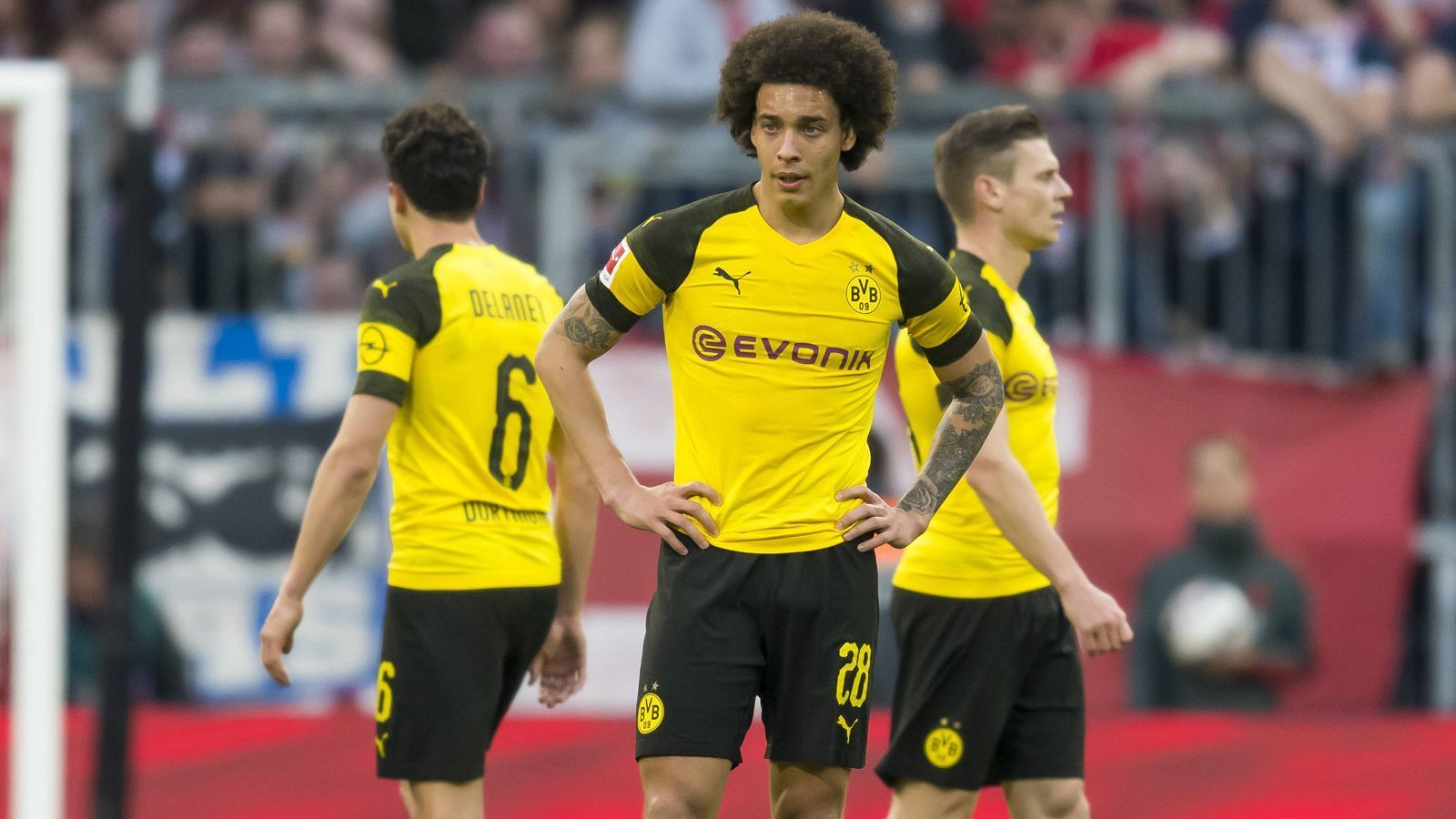 
                <strong>Axel Witsel (BVB)</strong><br>
                Gegenspieler Thomas Müller enteilt ihm zu Beginn des Spiels einige Male. Merklich eingeschränkt im Spielaufbau durch die wechselnde Bewachung von Javi Martinez und Thiago, die damit den Spielaufbau der Dortmunder im Keim ersticken. Kann auch im zweiten Durchgang keine kreativen Nadelstiche setzen. ran-Note: 5
              