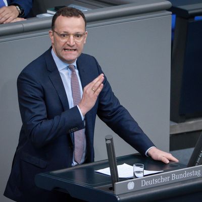 Jens Spahn spricht im Bundestag während der Debatte über das Heizungsgesetz.