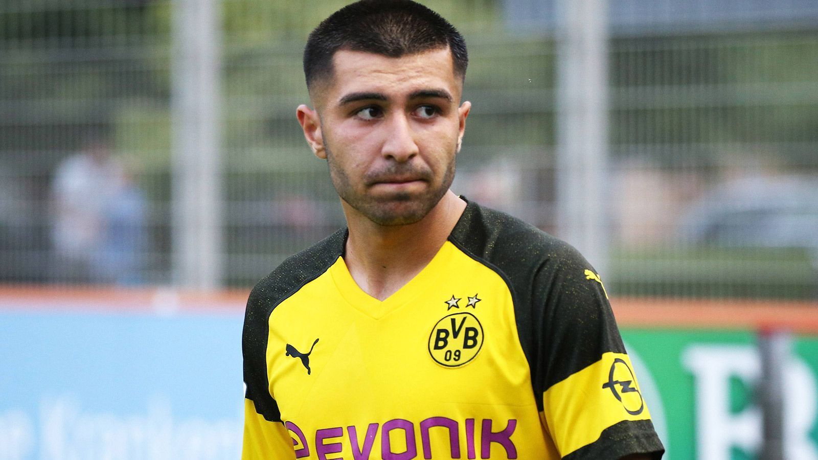 
                <strong>Emre Aydinel (Borussia Dortmund)</strong><br>
                Die U19 des BVB verpasste den Meistertitel in der vergangenen Saison nur knapp und musste sich im Finale den Berlinern geschlagen geben. Emre Aydinel, der sowohl im offensiven Mittelfeld als auch als Stürmer spielen kann, war mit 19 Treffern in 27 Spielen der erfolgreichste Torschütze der Borussia. An diese Leistungen will der 18-Jährige in seiner letzten A-Jugend-Saison anknüpfen, um sich für Lucien Favres Profi-Mannschaft zu beweisen. Und Aydinel scheint gut in Form zu sein. Nach drei Saisonspielen stehen bereits ein Tor und drei Vorlagen für ihn zu Buche.
              