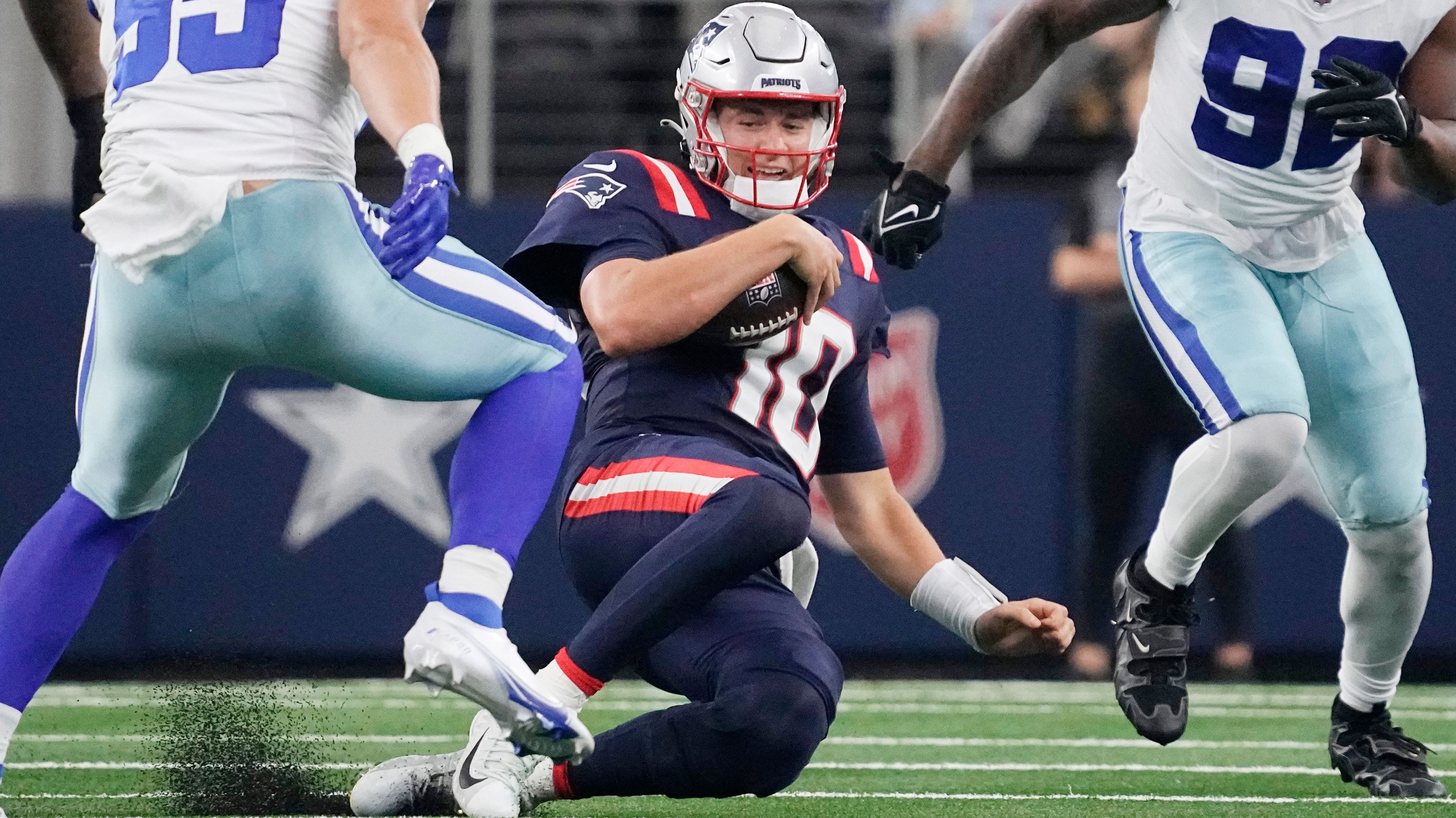 <strong>Verlierer: Mac Jones (New England Patriots)</strong><br>Und das zum schlechtesten Timing: Der Quarterback ist im dritten Jahr. Das heißt, dass nach der Saison über seine Zukunft entschieden wird. Die kommende Quarterback-Klasse ist geladen mit Talent. Wenn er nicht ersetzt werden will, muss Jones wieder an seine Leistungen aus der Saison 2021 anknüpfen.