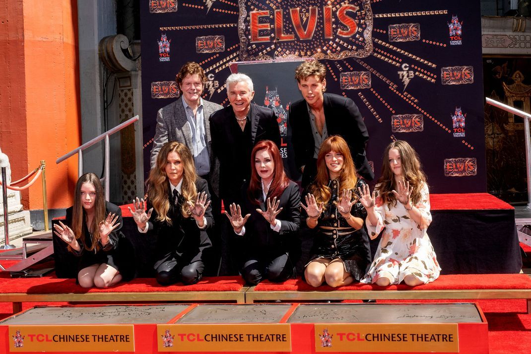 Baz Luhrmann und Austin Butler, mit Lisa Marie Presley, Priscilla Presley, Riley Keough, und anderen vor dem TCL Chinese Theatre in Los Angeles, 21. Juni 2022. 