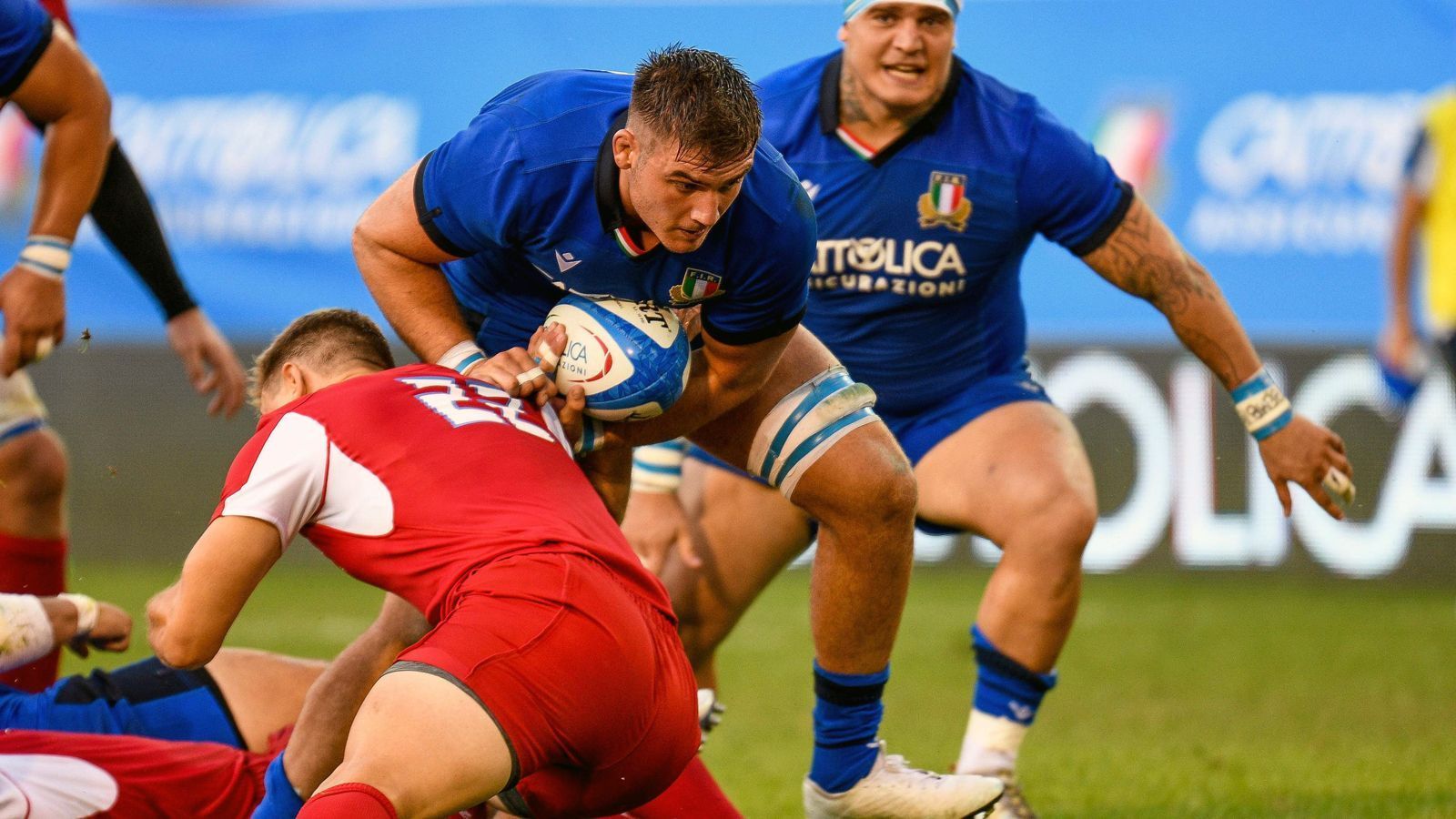 
                <strong>Italien</strong><br>
                Italien ist seit Jahren nicht wirklich konkurrenzfähig bei den Six Nations. Dennoch ist dieses Turnier ein überaus spannendes für die Italiener, denn Rekord-Nationalspieler Sergio Parisse wird maximal die Heimspiele als Abschiedsspiel(e) mitnehmen. Damit wird die Post-Parisse-Ära eingeläutet. Mit Jake Polledri (Mi.), der in England für Gloucester spielt, steht der nächste Weltklasse-Mann aber schon bereit. Dennoch: Im Normalfall hagelt es dennoch fünf Niederlagen. Siegchance: 0 Prozent
              