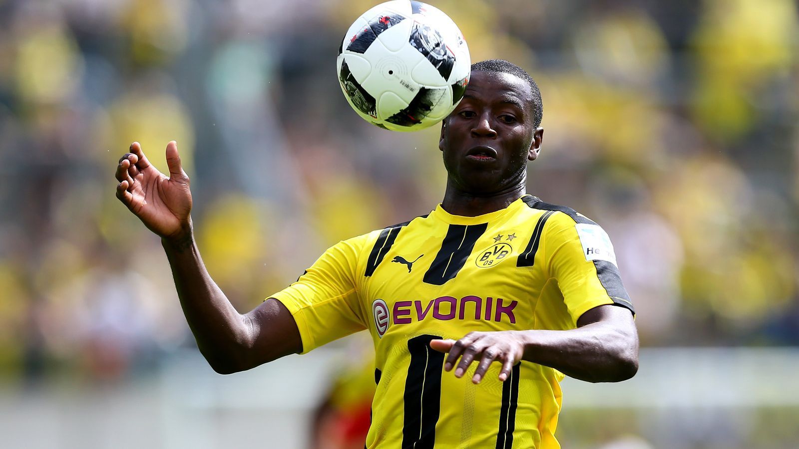 
                <strong>Platz 10 - Adrian Ramos</strong><br>
                &#x2022; Ablösesumme: zwölf Millionen Euro<br>&#x2022; Aufnehmender Verein: Chongqing Liangjiang Athletic<br>&#x2022; Abgebender Verein: Borussia Dortmund<br>&#x2022; Alter zum Zeitpunkt des Transfers: 31 Jahre (Juli 2017)<br>
              